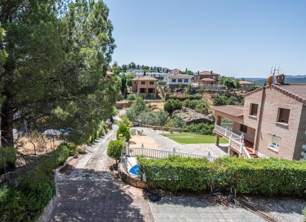 BONITO CHALET INDEPENDIENTE EN MANZANARES EL REAL CON PARCELA DE 839 M² Se ofrece este atractivo chalet individual de tres plantas sobre una amplia parcela de 839 m², con una superficie construida d