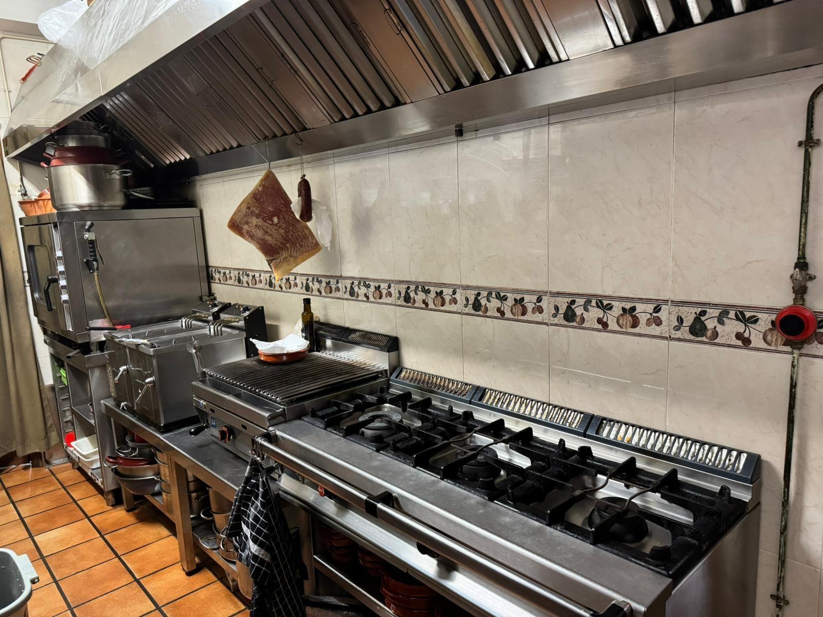 ^**^EN VENTA RESTAURANTE EN PLENO FUNCIONAMIENTO EN LANZAHITA^**^  Se pone a la venta, por motivo de jubilación, un restaurante en pleno rendimiento y con una sólida trayectoria. El local cuenta con