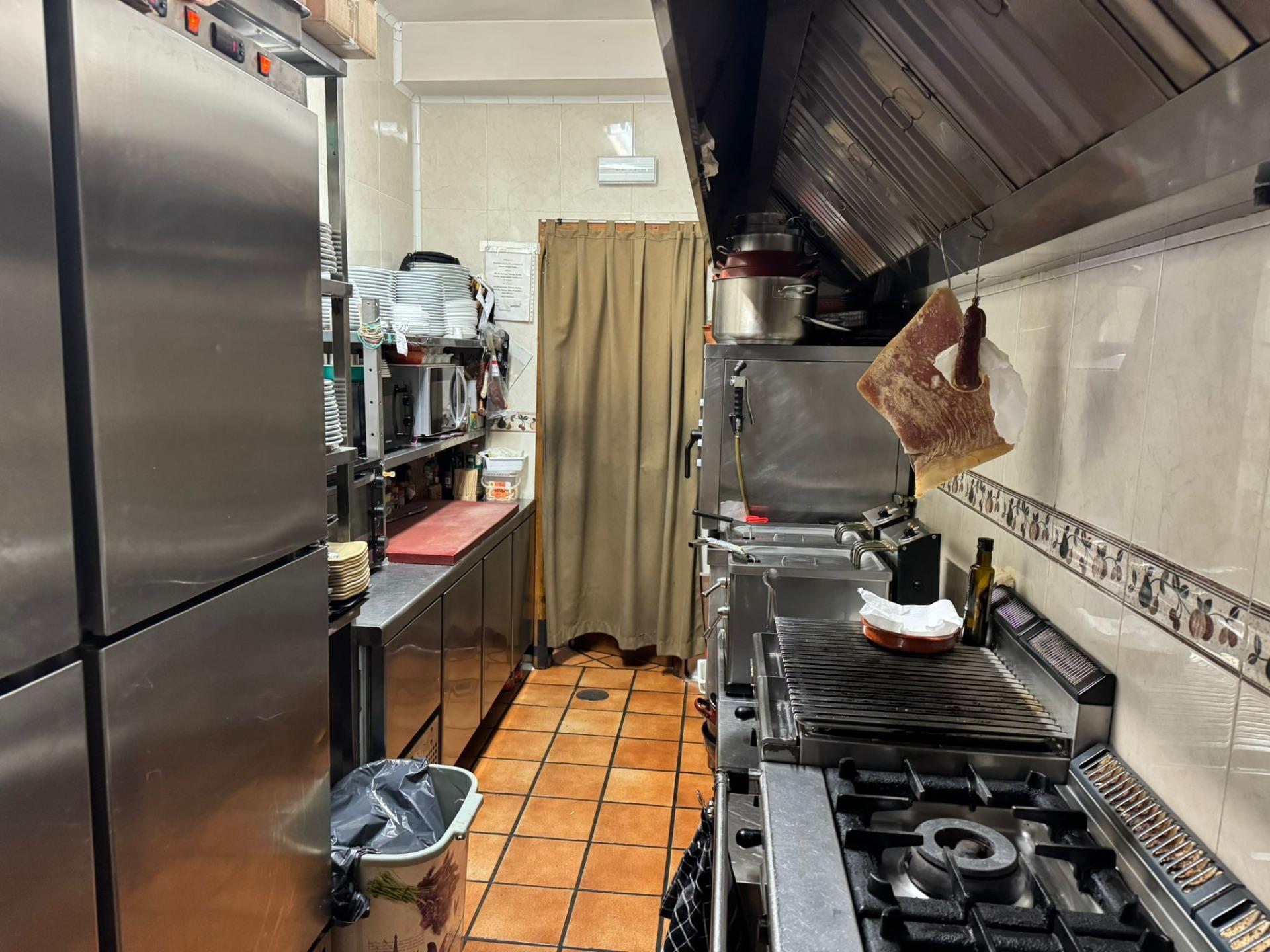 ^**^EN VENTA RESTAURANTE EN PLENO FUNCIONAMIENTO EN LANZAHITA^**^  Se pone a la venta, por motivo de jubilación, un restaurante en pleno rendimiento y con una sólida trayectoria. El local cuenta con