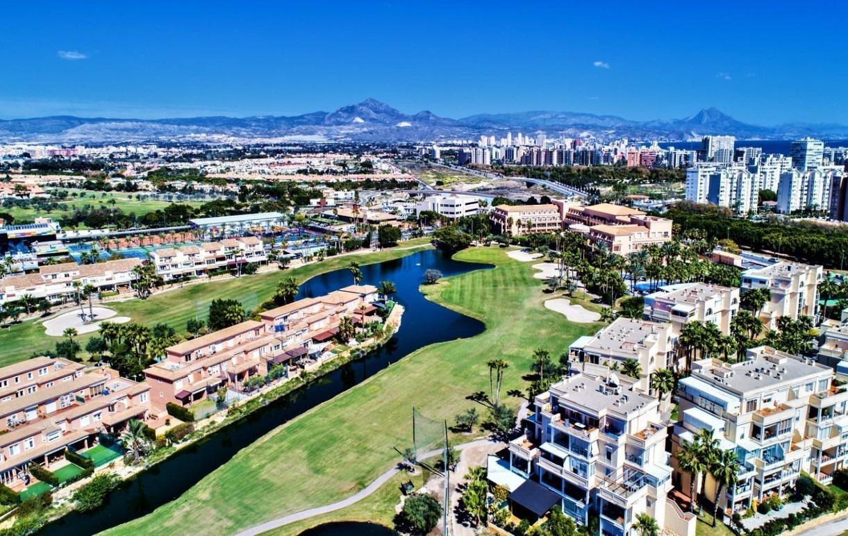ESPECTACULAR PISO BAJO CON 2 TERRAZAS EN URBANIZACIÓN ADELFAS II ? ALICANTE GOLF  Presentamos este magnífico piso bajo con dos amplias terrazas ubicado en la prestigiosa Urbanización Adelfas II,