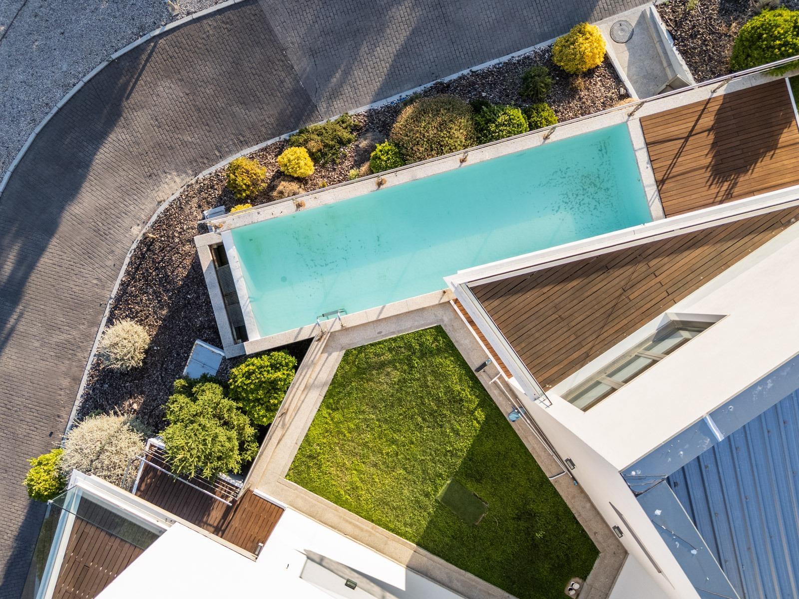 ^**^MAGNÍFICO CHALET DE DISEÑO EXCLUSIVO CON PISCINA DESBORDANTE Y VISTAS PANORÁMICAS^**^  Este espectacular chalet de tres plantas combina una arquitectura muy especial con espacios pensados para