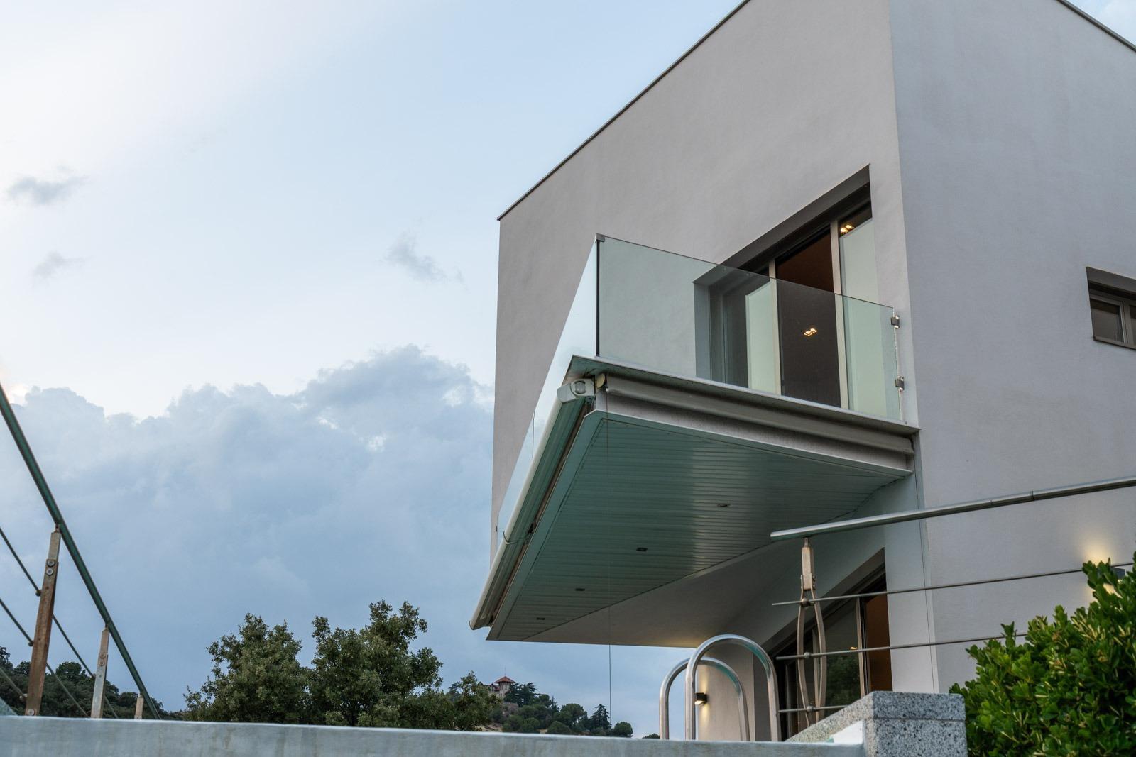 ^**^MAGNÍFICO CHALET DE DISEÑO EXCLUSIVO CON PISCINA DESBORDANTE Y VISTAS PANORÁMICAS^**^  Este espectacular chalet de tres plantas combina una arquitectura muy especial con espacios pensados para