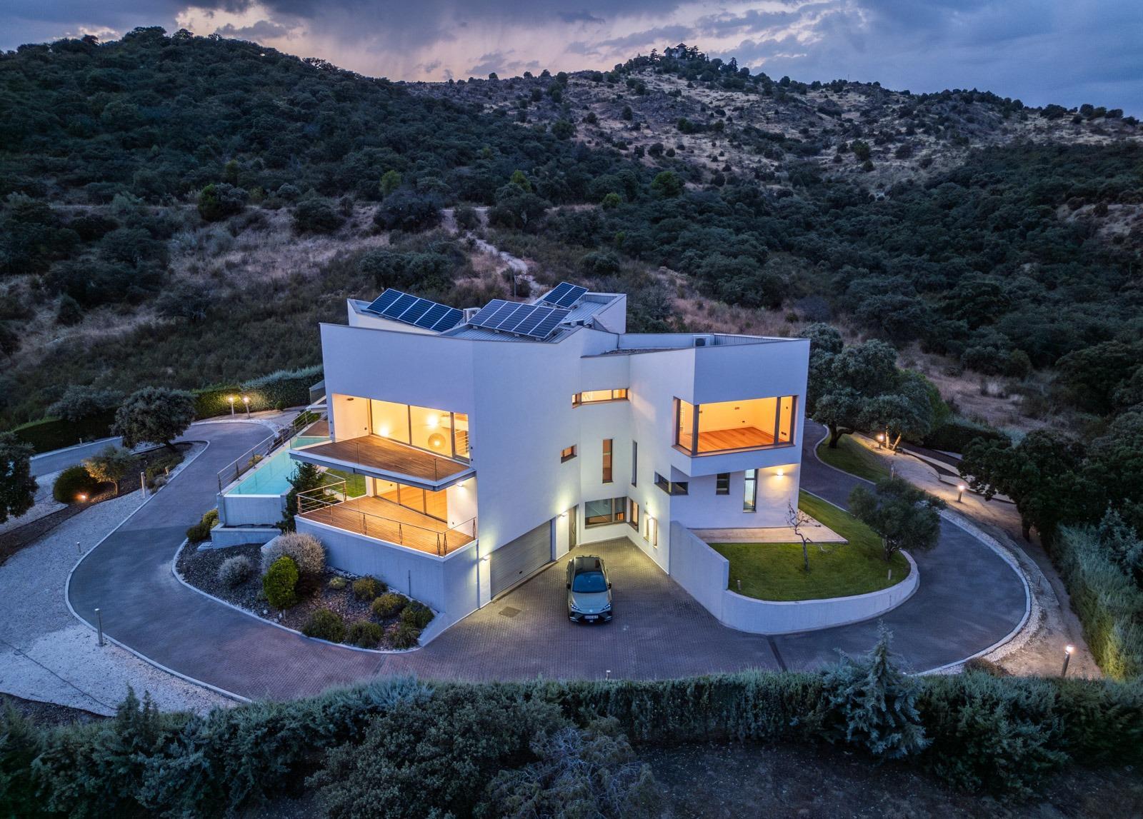 ^**^MAGNÍFICO CHALET DE DISEÑO EXCLUSIVO CON PISCINA DESBORDANTE Y VISTAS PANORÁMICAS^**^  Este espectacular chalet de tres plantas combina una arquitectura muy especial con espacios pensados para