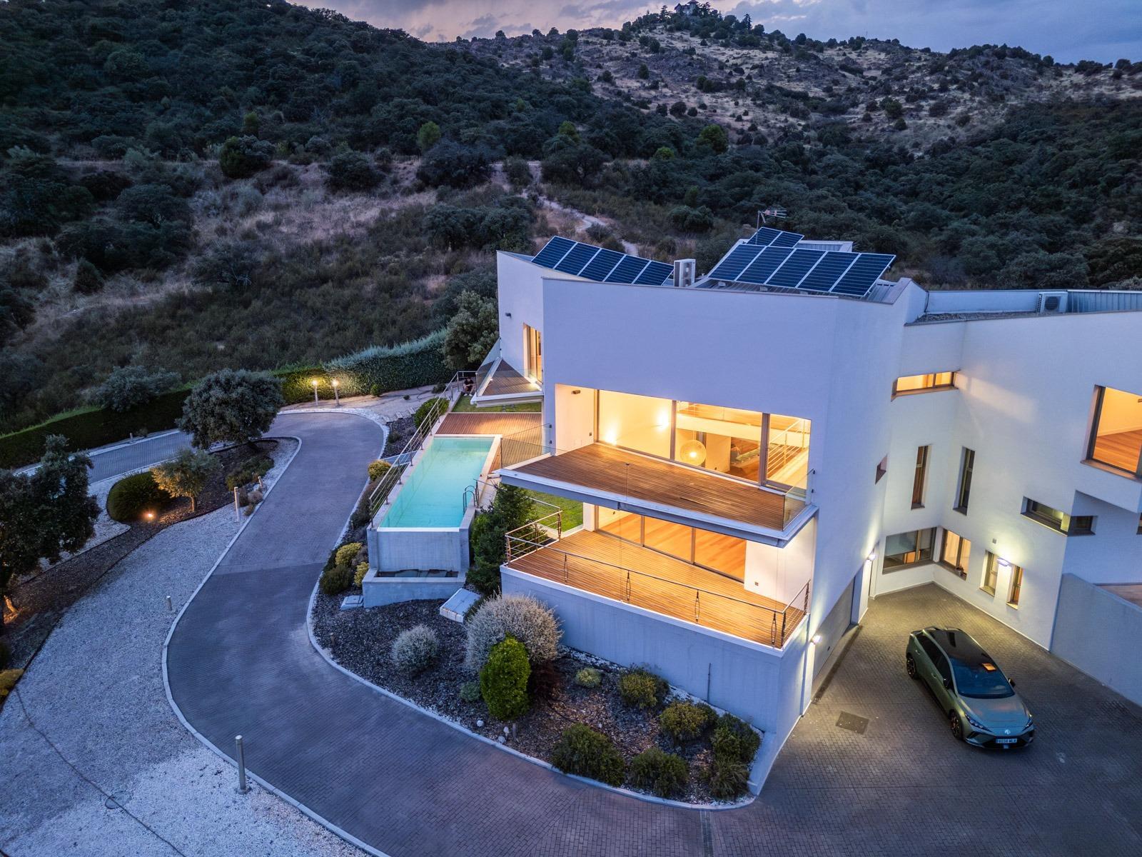 ^**^MAGNÍFICO CHALET DE DISEÑO EXCLUSIVO CON PISCINA DESBORDANTE Y VISTAS PANORÁMICAS^**^  Este espectacular chalet de tres plantas combina una arquitectura muy especial con espacios pensados para