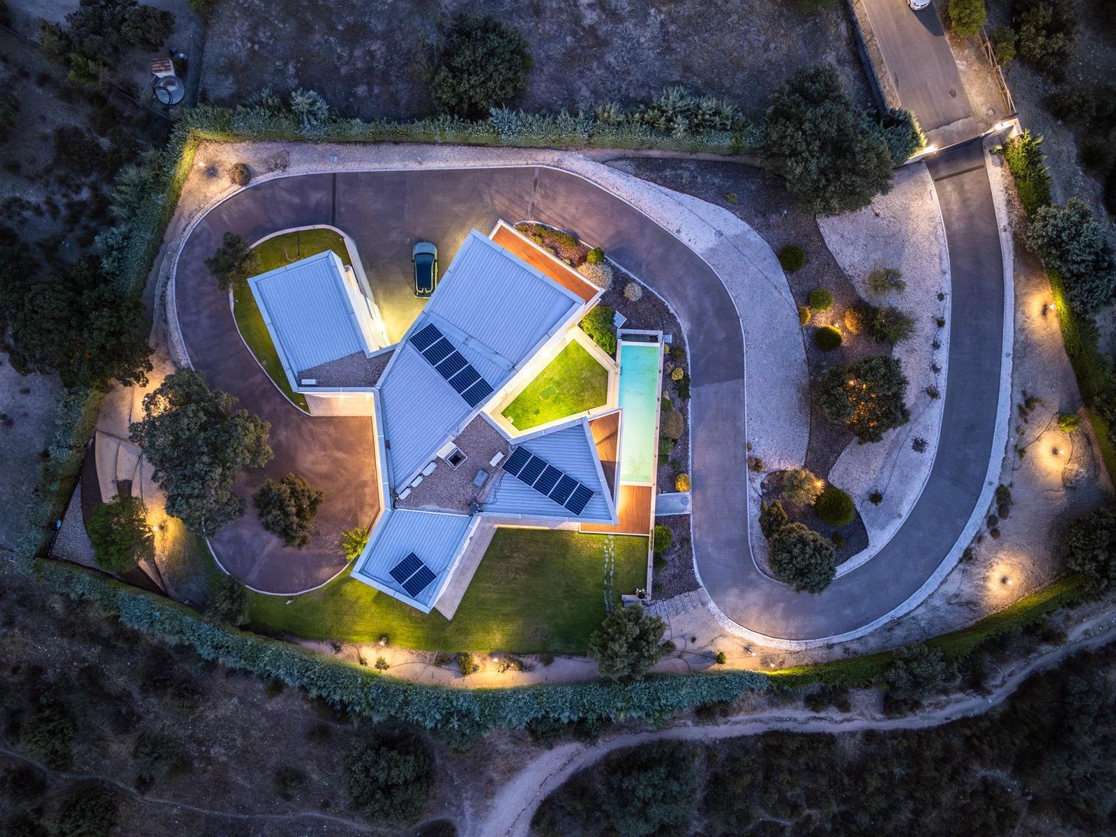 ^**^MAGNÍFICO CHALET DE DISEÑO EXCLUSIVO CON PISCINA DESBORDANTE Y VISTAS PANORÁMICAS^**^  Este espectacular chalet de tres plantas combina una arquitectura muy especial con espacios pensados para