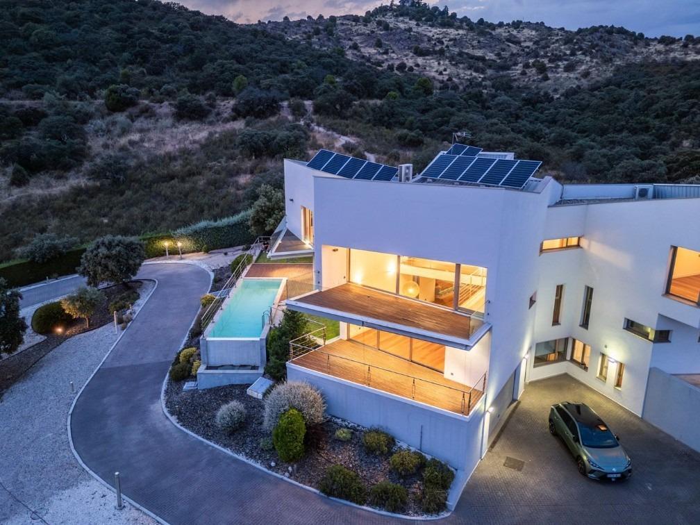 ^**^MAGNÍFICO CHALET DE DISEÑO EXCLUSIVO CON PISCINA DESBORDANTE Y VISTAS PANORÁMICAS^**^  Este espectacular chalet de tres plantas combina una arquitectura muy especial con espacios pensados para