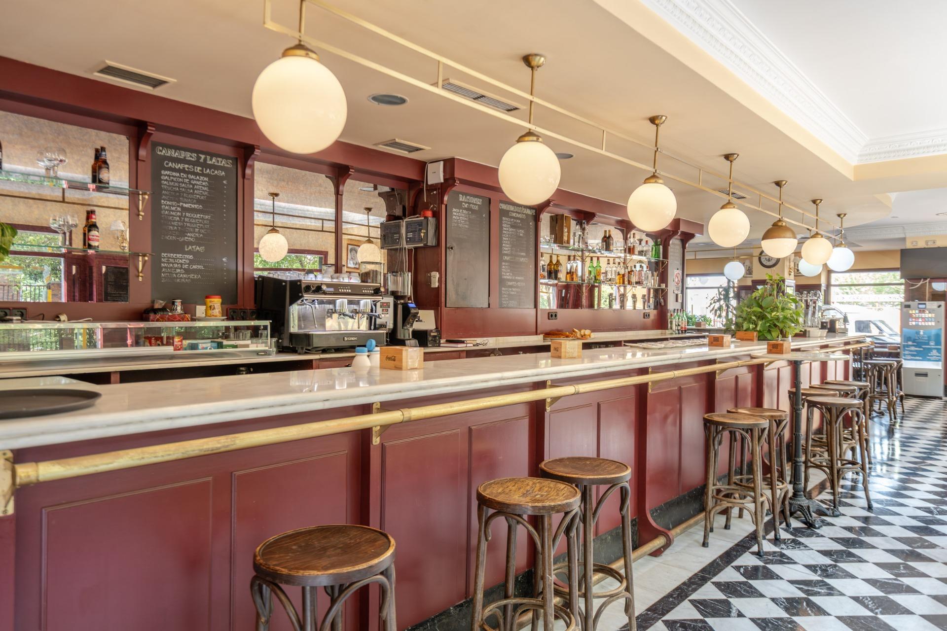 ^**^BAR RESTAURANTE EN VENTA EN ALCORCÓN, ZONA PRIVILEGIADA^**^  Se ofrece en venta este bar restaurante en pleno funcionamiento con más de 25 años de trayectoria, situado en una ubicación estrat?