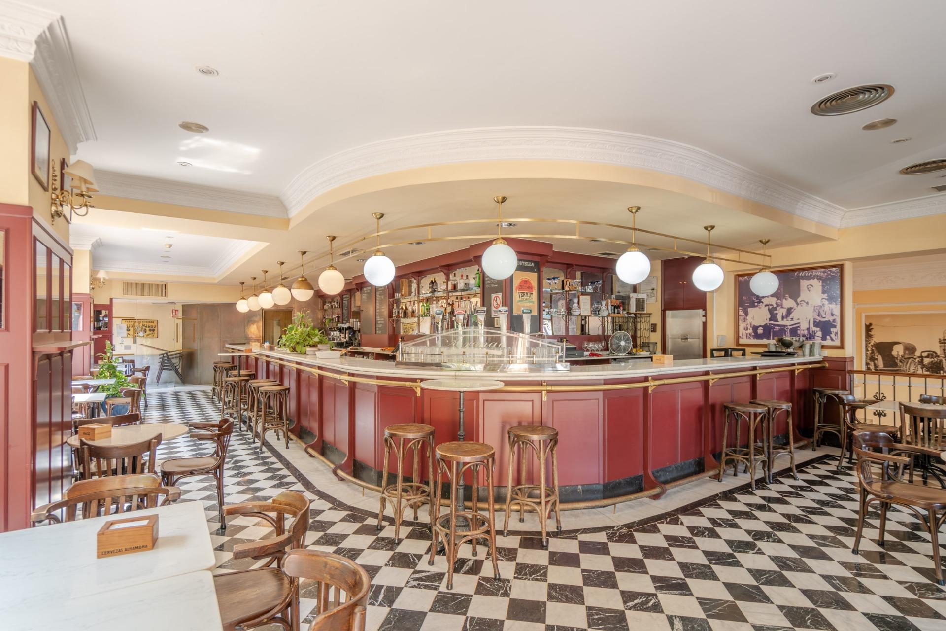 ^**^BAR RESTAURANTE EN VENTA EN ALCORCÓN, ZONA PRIVILEGIADA^**^  Se ofrece en venta este bar restaurante en pleno funcionamiento con más de 25 años de trayectoria, situado en una ubicación estrat?