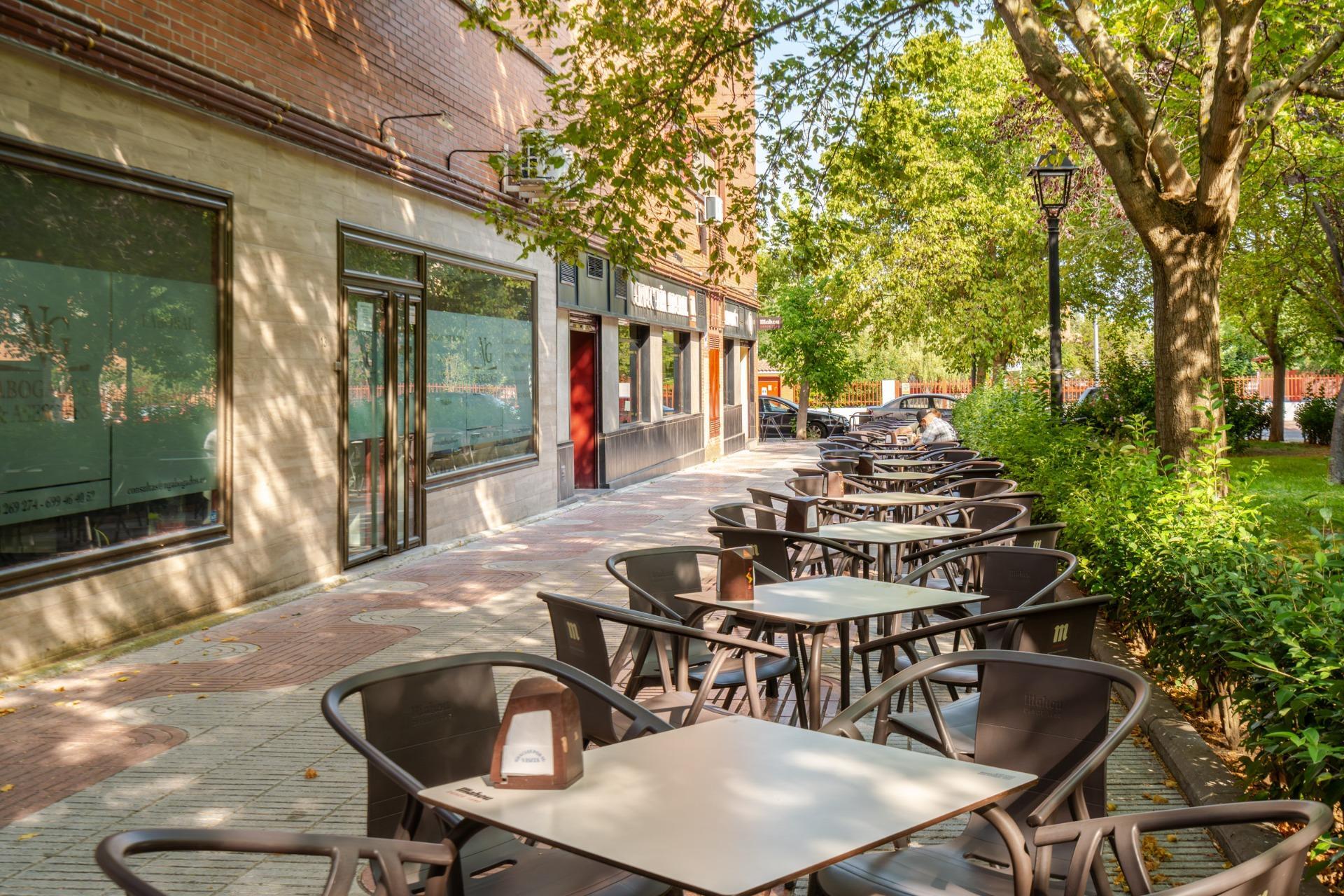 ^**^BAR RESTAURANTE EN VENTA EN ALCORCÓN, ZONA PRIVILEGIADA^**^  Se ofrece en venta este bar restaurante en pleno funcionamiento con más de 25 años de trayectoria, situado en una ubicación estrat?