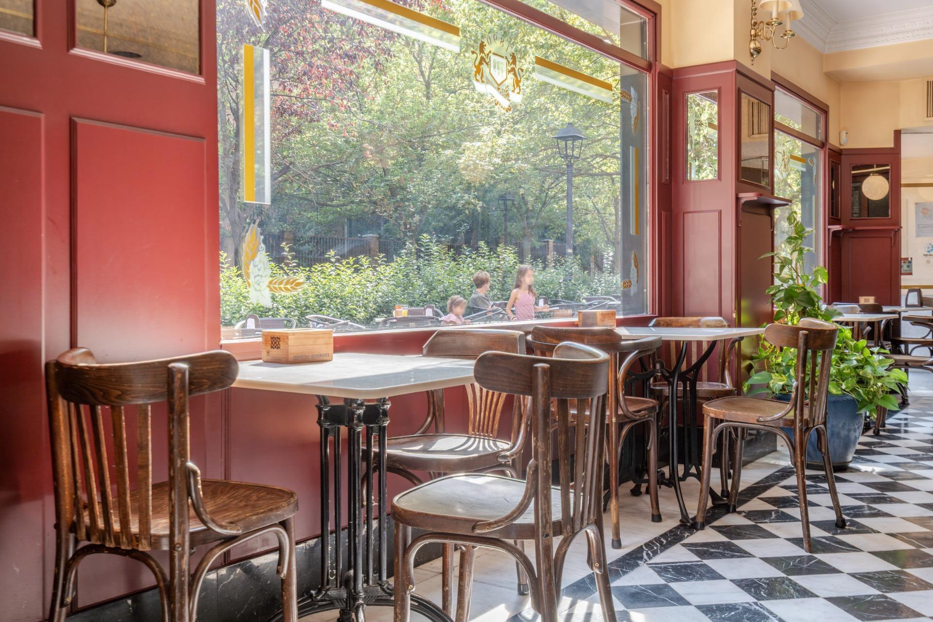 ^**^BAR RESTAURANTE EN VENTA EN ALCORCÓN, ZONA PRIVILEGIADA^**^  Se ofrece en venta este bar restaurante en pleno funcionamiento con más de 25 años de trayectoria, situado en una ubicación estrat?