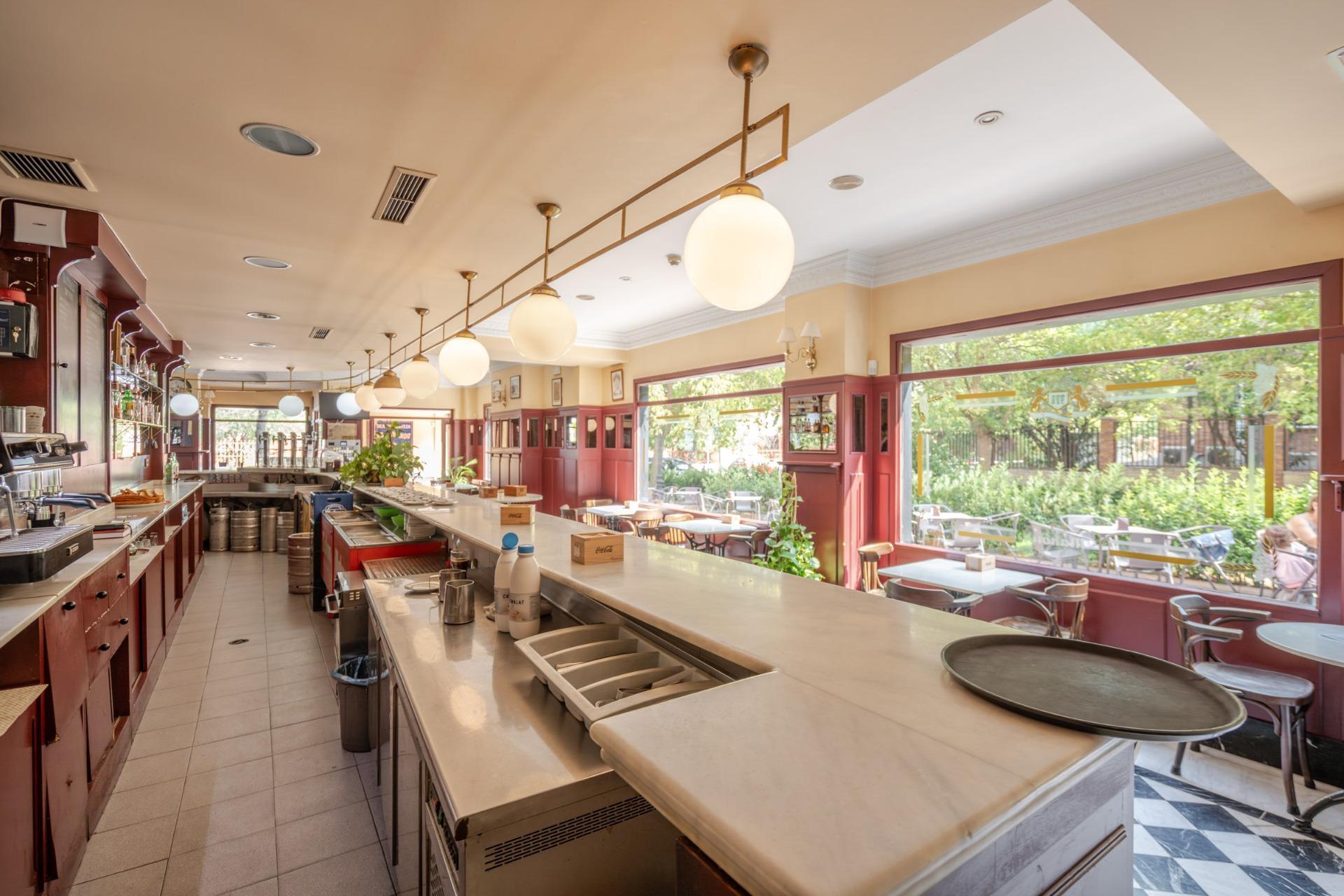 ^**^BAR RESTAURANTE EN VENTA EN ALCORCÓN, ZONA PRIVILEGIADA^**^  Se ofrece en venta este bar restaurante en pleno funcionamiento con más de 25 años de trayectoria, situado en una ubicación estrat?
