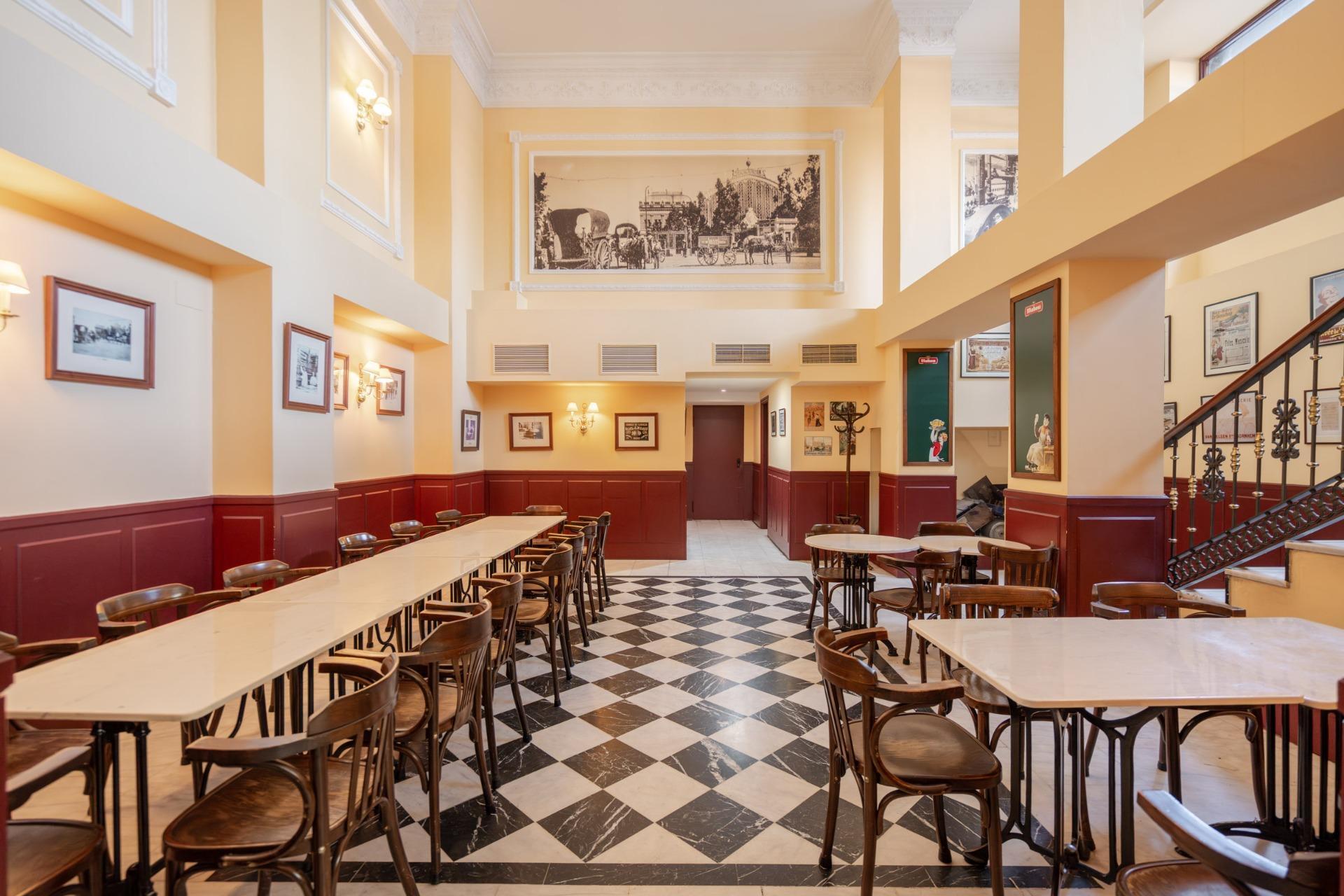 ^**^BAR RESTAURANTE EN VENTA EN ALCORCÓN, ZONA PRIVILEGIADA^**^  Se ofrece en venta este bar restaurante en pleno funcionamiento con más de 25 años de trayectoria, situado en una ubicación estrat?