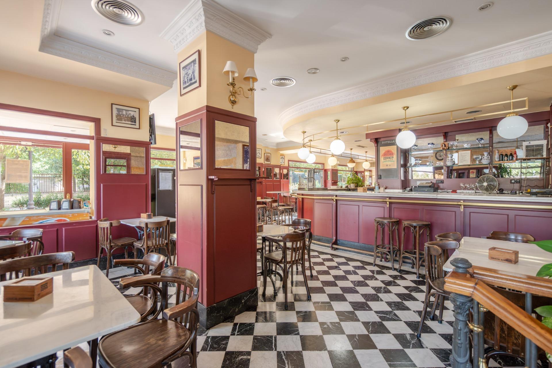 ^**^BAR RESTAURANTE EN VENTA EN ALCORCÓN, ZONA PRIVILEGIADA^**^  Se ofrece en venta este bar restaurante en pleno funcionamiento con más de 25 años de trayectoria, situado en una ubicación estrat?