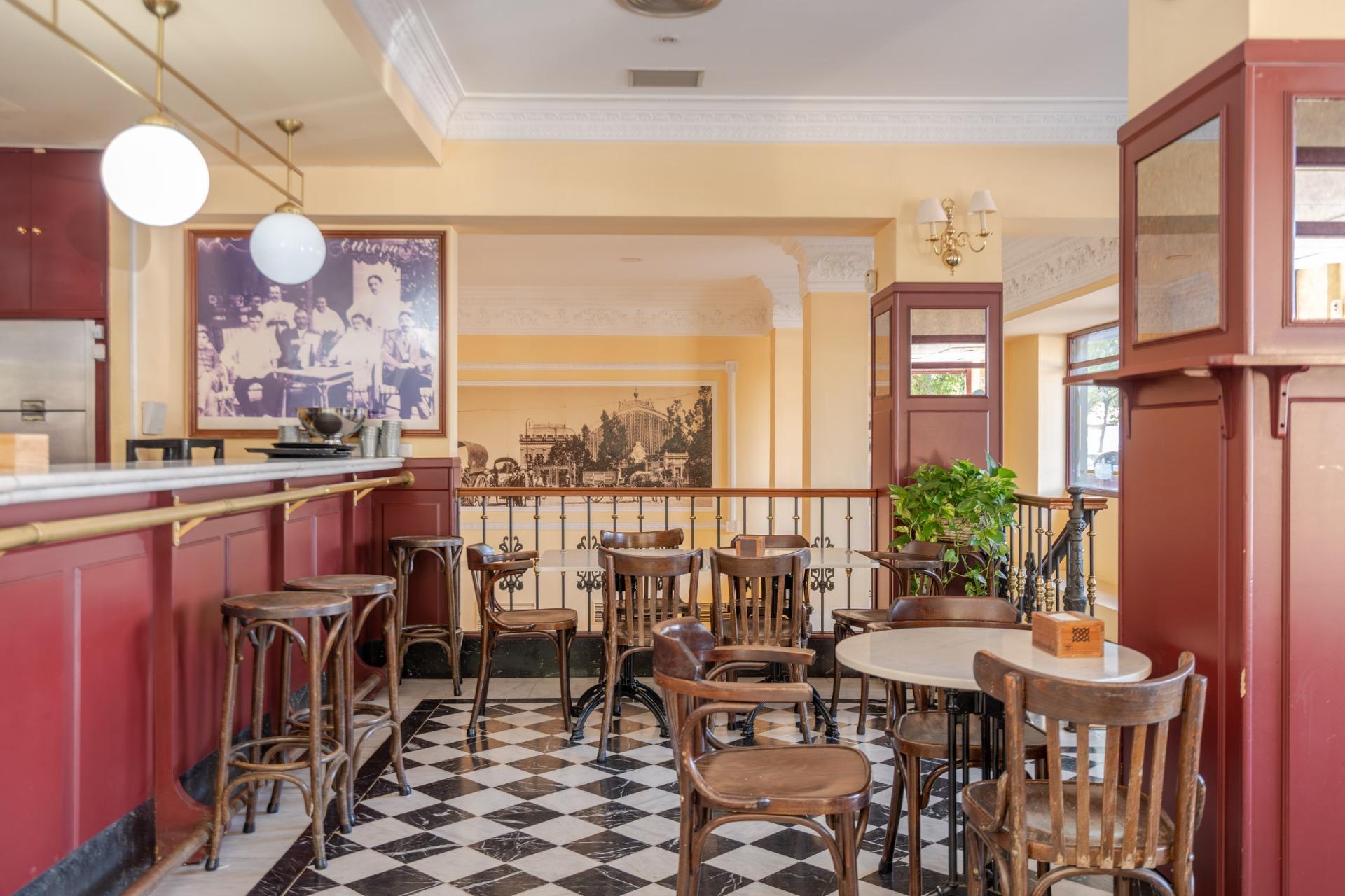 ^**^BAR RESTAURANTE EN VENTA EN ALCORCÓN, ZONA PRIVILEGIADA^**^  Se ofrece en venta este bar restaurante en pleno funcionamiento con más de 25 años de trayectoria, situado en una ubicación estrat?
