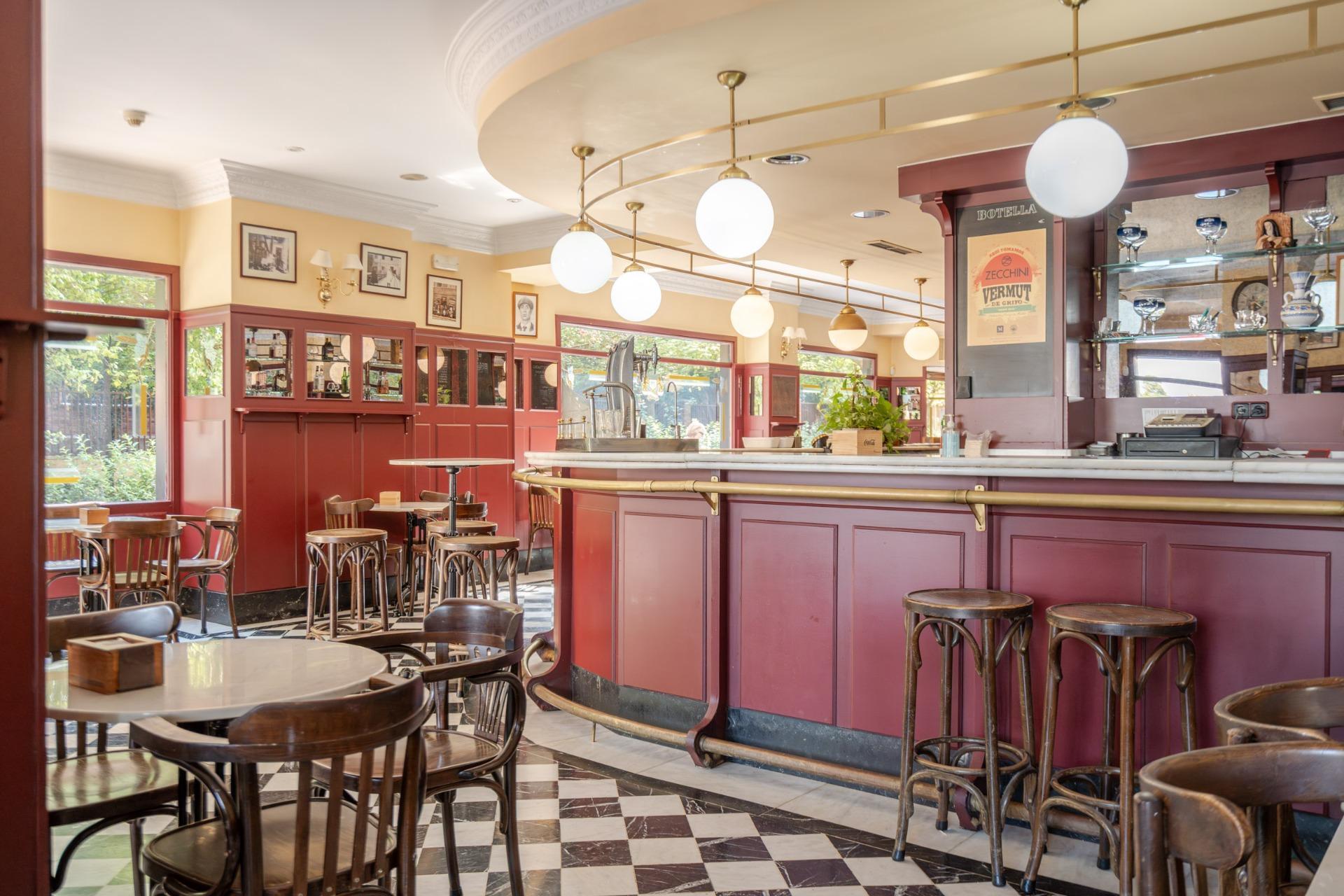 ^**^BAR RESTAURANTE EN VENTA EN ALCORCÓN, ZONA PRIVILEGIADA^**^  Se ofrece en venta este bar restaurante en pleno funcionamiento con más de 25 años de trayectoria, situado en una ubicación estrat?