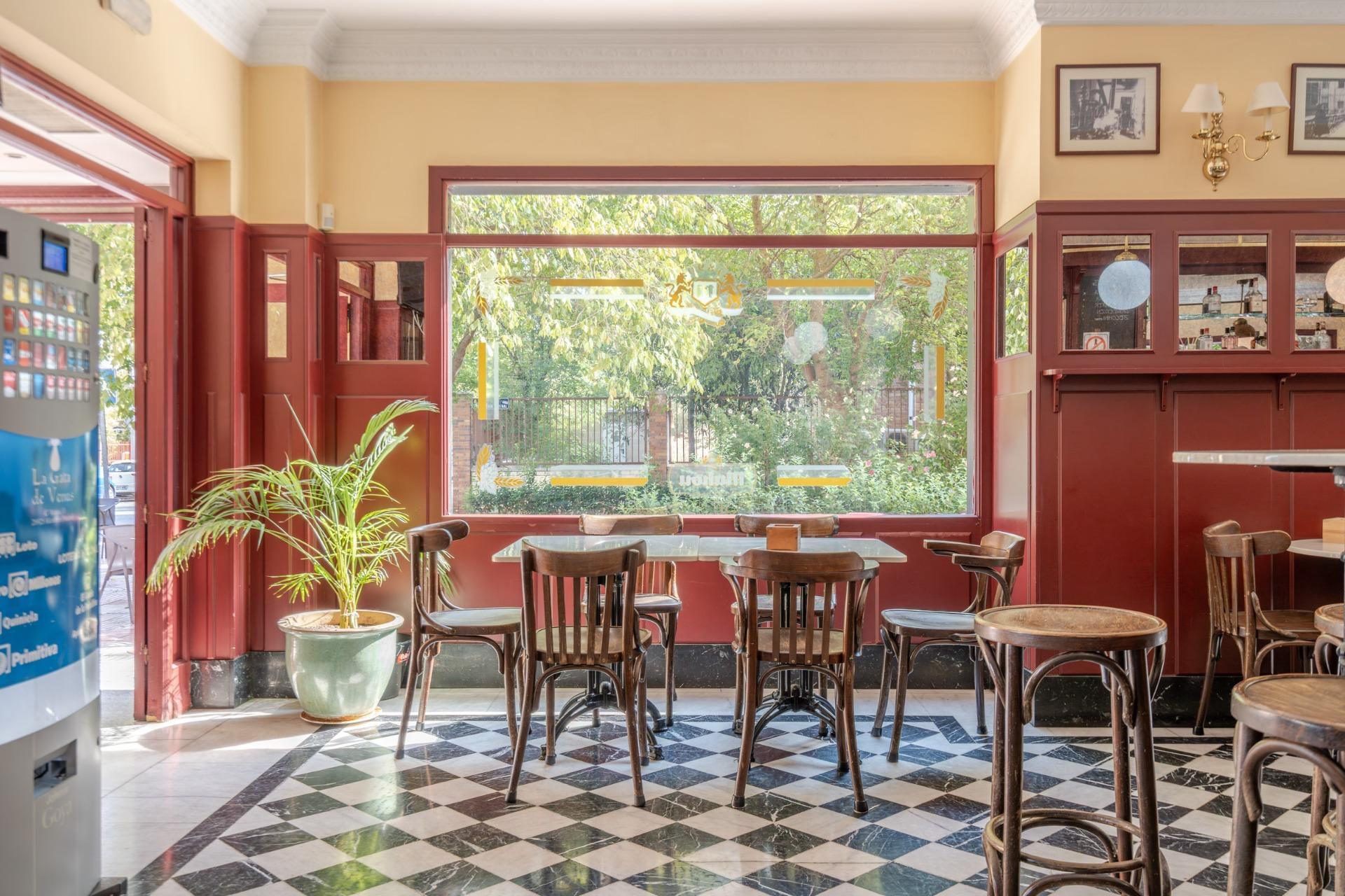 ^**^BAR RESTAURANTE EN VENTA EN ALCORCÓN, ZONA PRIVILEGIADA^**^  Se ofrece en venta este bar restaurante en pleno funcionamiento con más de 25 años de trayectoria, situado en una ubicación estrat?