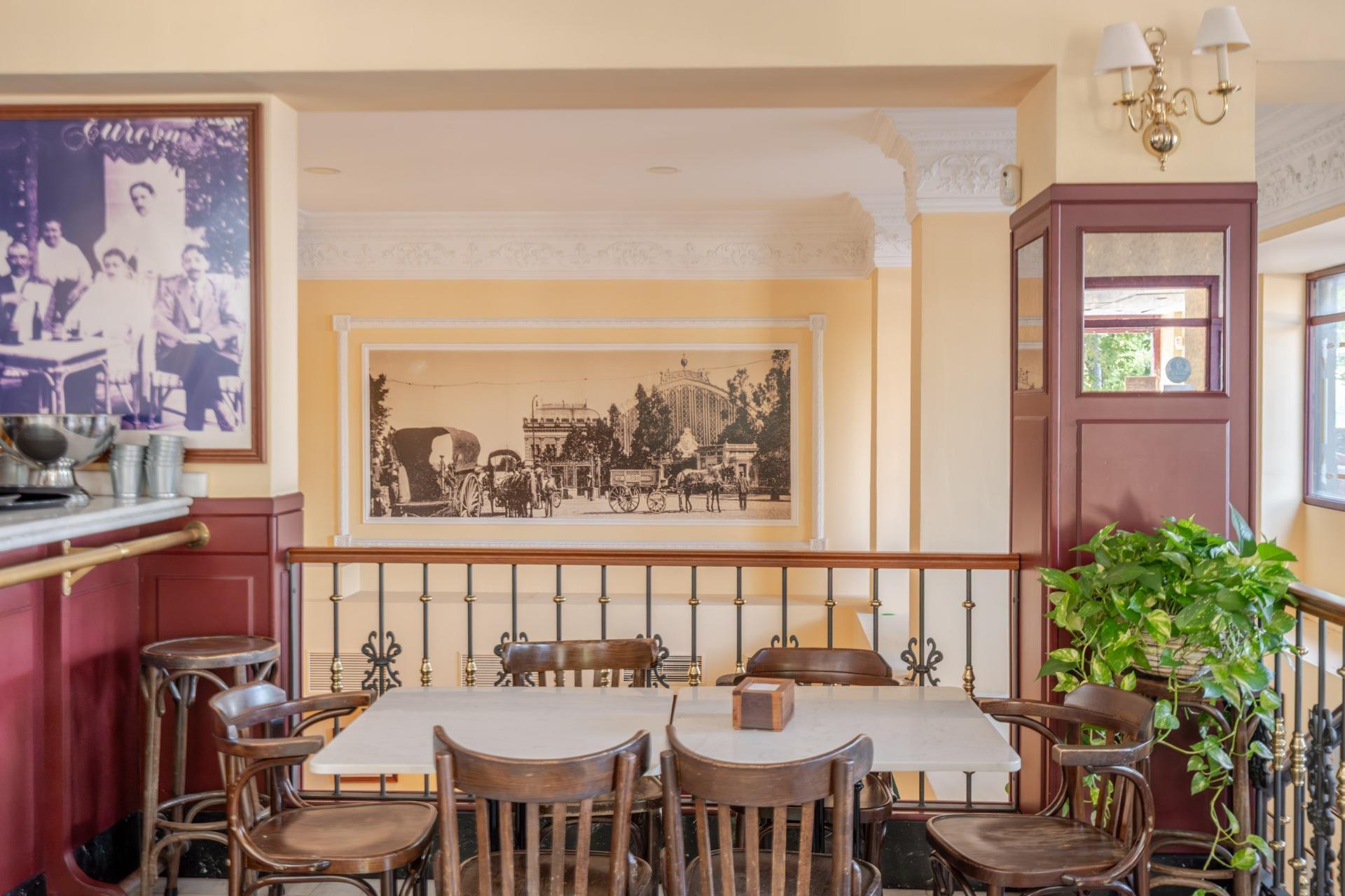 ^**^BAR RESTAURANTE EN VENTA EN ALCORCÓN, ZONA PRIVILEGIADA^**^  Se ofrece en venta este bar restaurante en pleno funcionamiento con más de 25 años de trayectoria, situado en una ubicación estrat?
