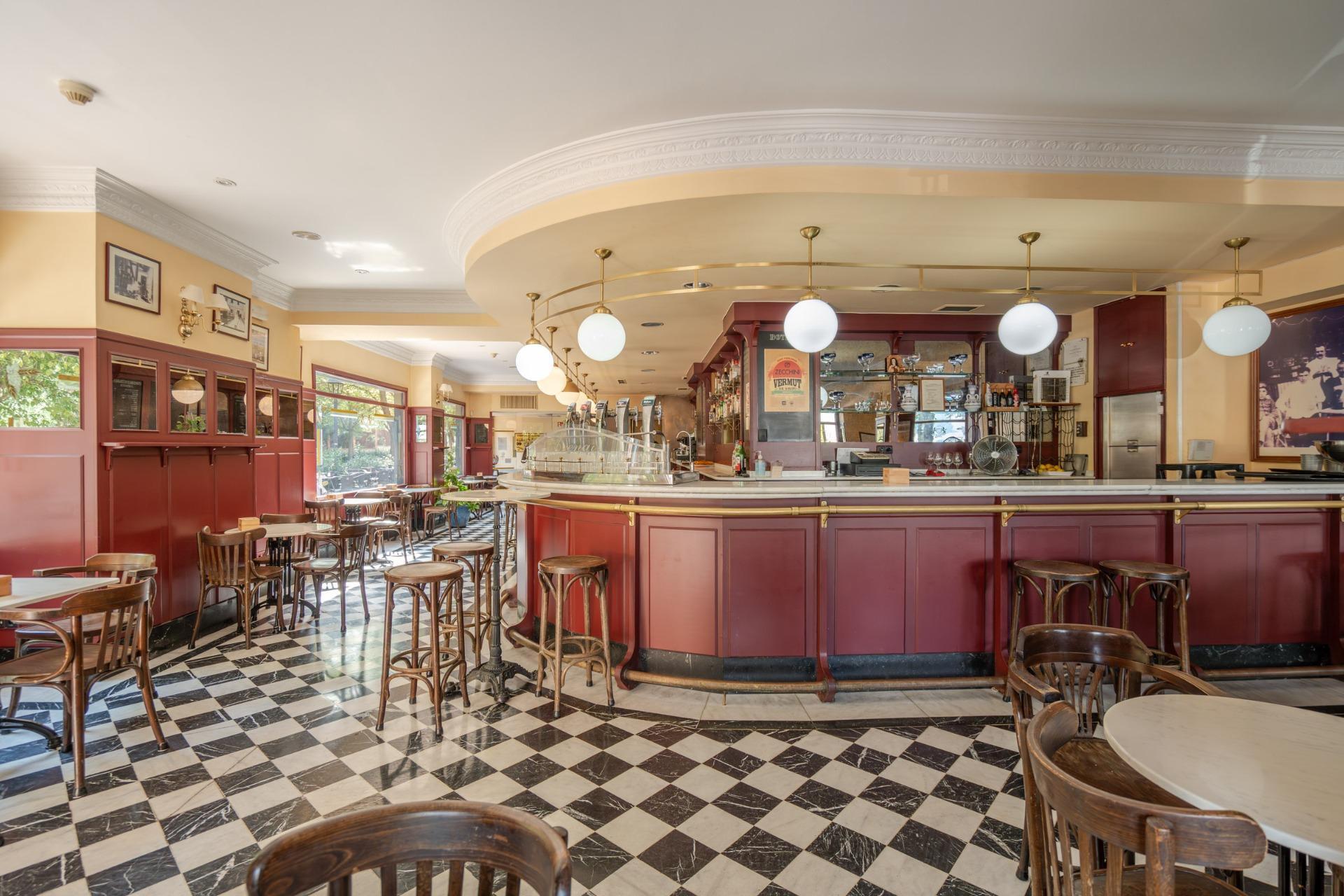 ^**^BAR RESTAURANTE EN VENTA EN ALCORCÓN, ZONA PRIVILEGIADA^**^  Se ofrece en venta este bar restaurante en pleno funcionamiento con más de 25 años de trayectoria, situado en una ubicación estrat?
