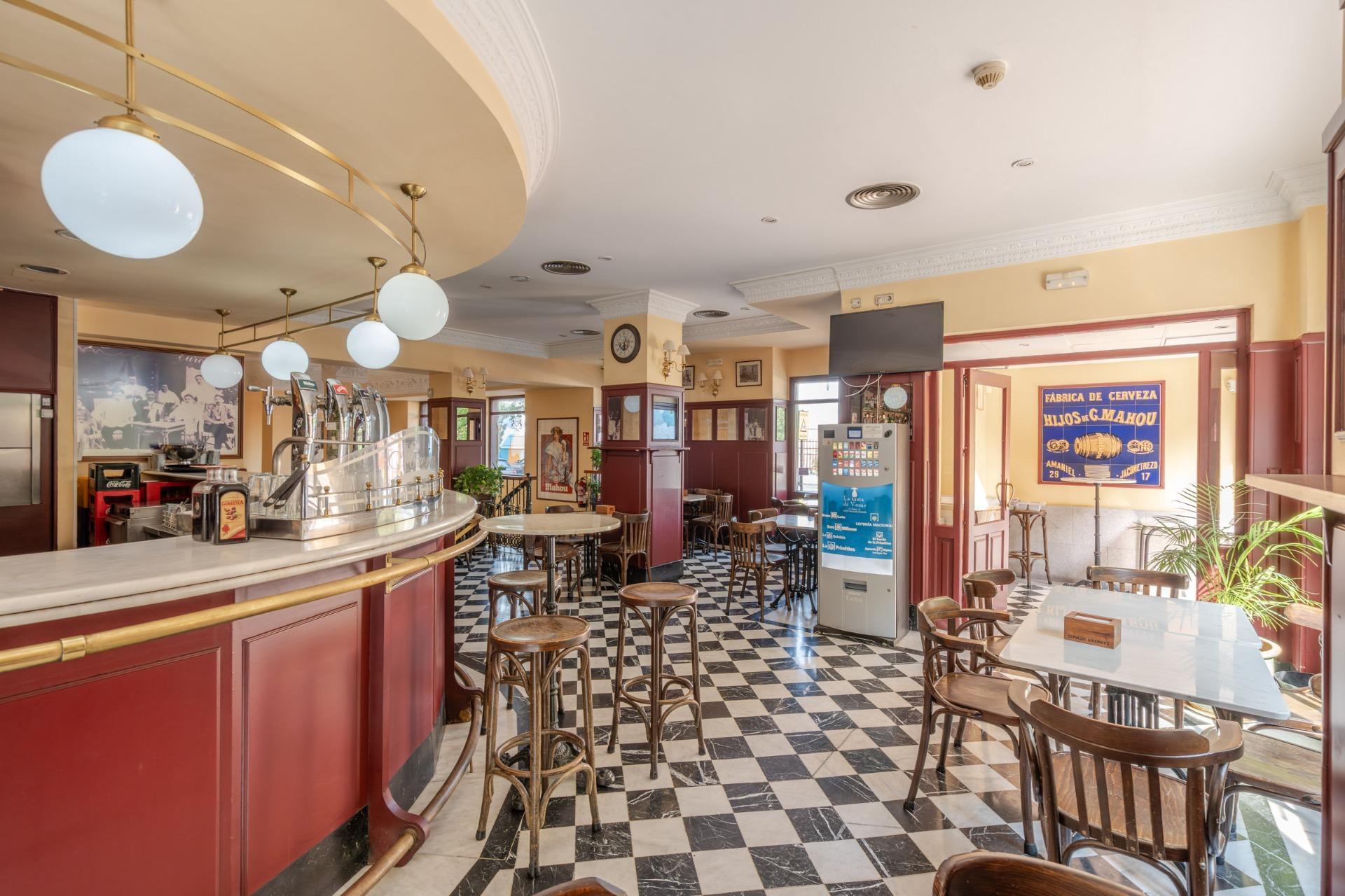 ^**^BAR RESTAURANTE EN VENTA EN ALCORCÓN, ZONA PRIVILEGIADA^**^  Se ofrece en venta este bar restaurante en pleno funcionamiento con más de 25 años de trayectoria, situado en una ubicación estrat?