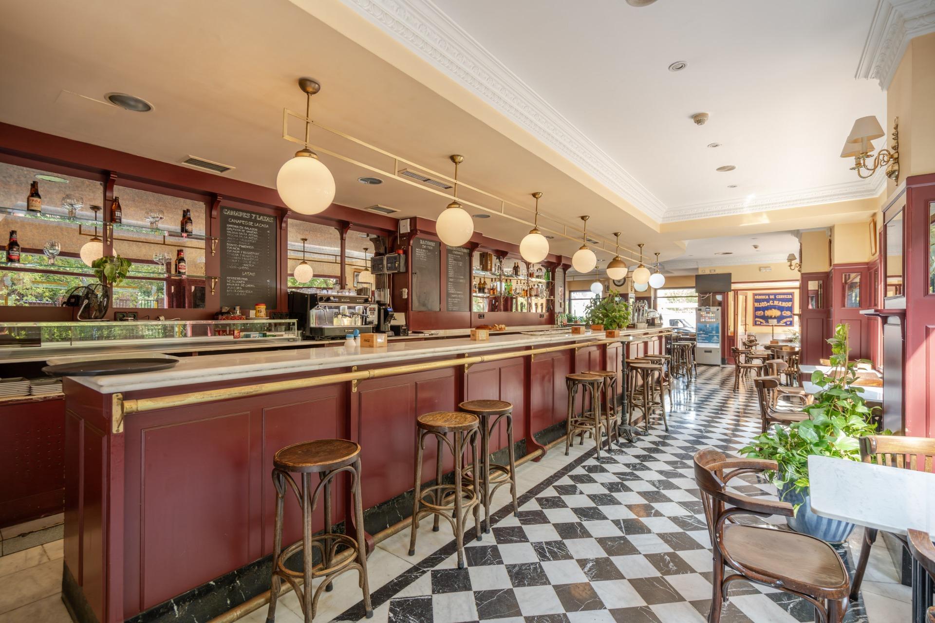 ^**^BAR RESTAURANTE EN VENTA EN ALCORCÓN, ZONA PRIVILEGIADA^**^  Se ofrece en venta este bar restaurante en pleno funcionamiento con más de 25 años de trayectoria, situado en una ubicación estrat?