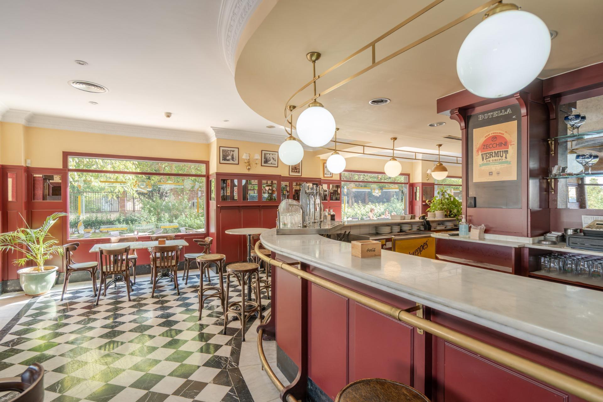 ^**^BAR RESTAURANTE EN VENTA EN ALCORCÓN, ZONA PRIVILEGIADA^**^  Se ofrece en venta este bar restaurante en pleno funcionamiento con más de 25 años de trayectoria, situado en una ubicación estrat?