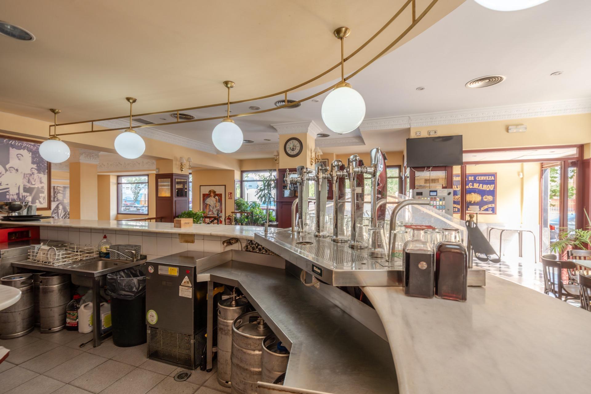 ^**^BAR RESTAURANTE EN VENTA EN ALCORCÓN, ZONA PRIVILEGIADA^**^  Se ofrece en venta este bar restaurante en pleno funcionamiento con más de 25 años de trayectoria, situado en una ubicación estrat?