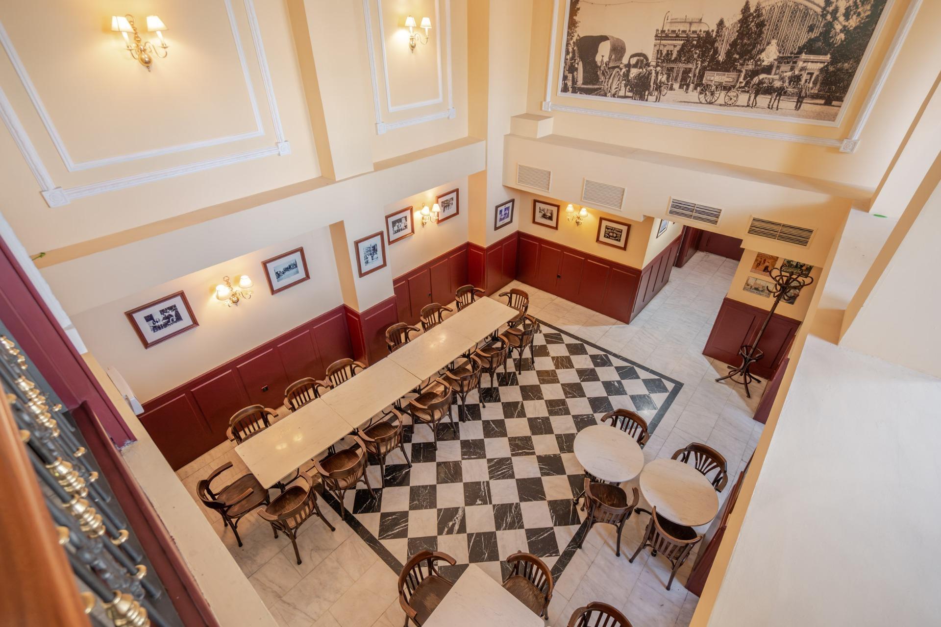 ^**^BAR RESTAURANTE EN VENTA EN ALCORCÓN, ZONA PRIVILEGIADA^**^  Se ofrece en venta este bar restaurante en pleno funcionamiento con más de 25 años de trayectoria, situado en una ubicación estrat?