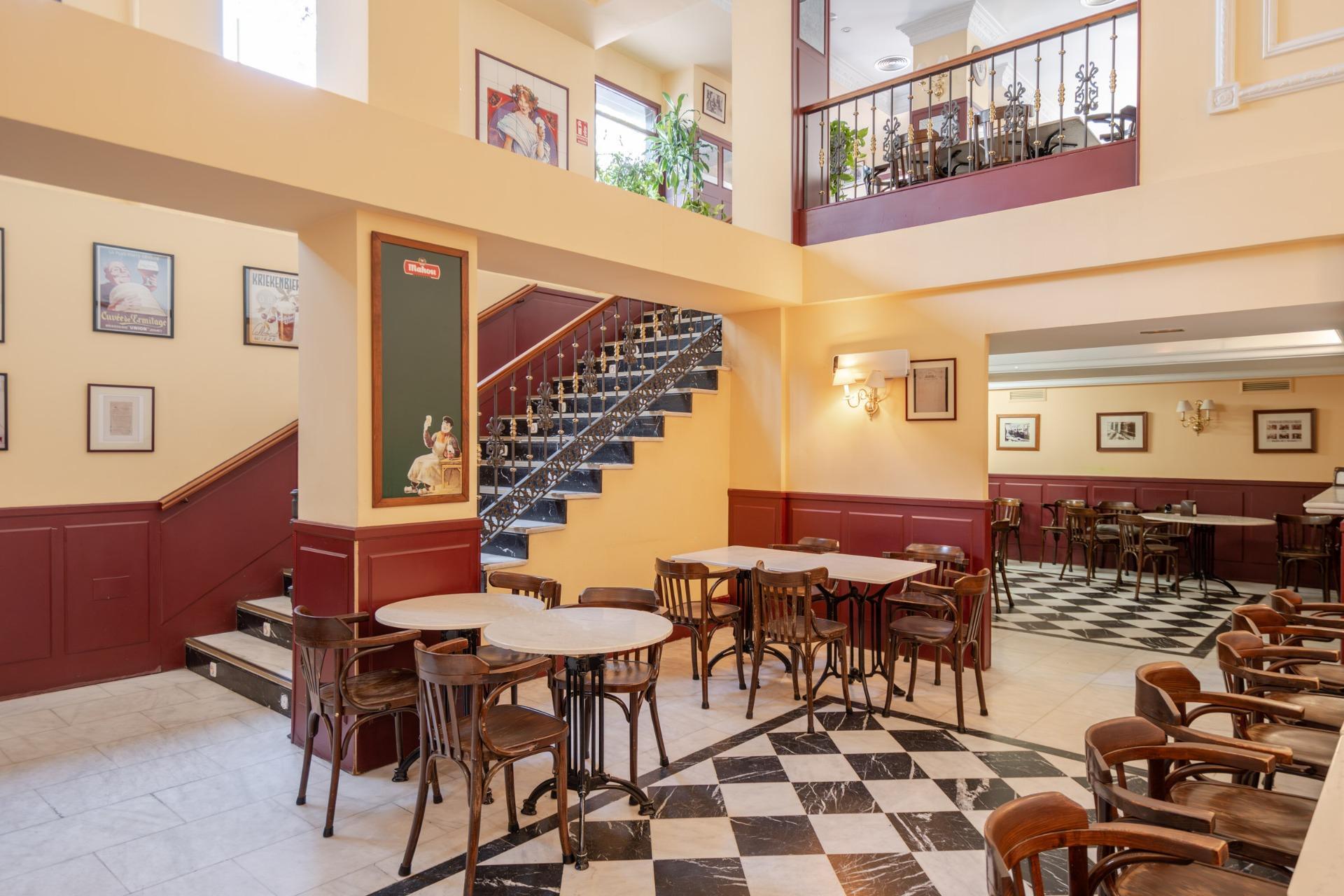 ^**^BAR RESTAURANTE EN VENTA EN ALCORCÓN, ZONA PRIVILEGIADA^**^  Se ofrece en venta este bar restaurante en pleno funcionamiento con más de 25 años de trayectoria, situado en una ubicación estrat?