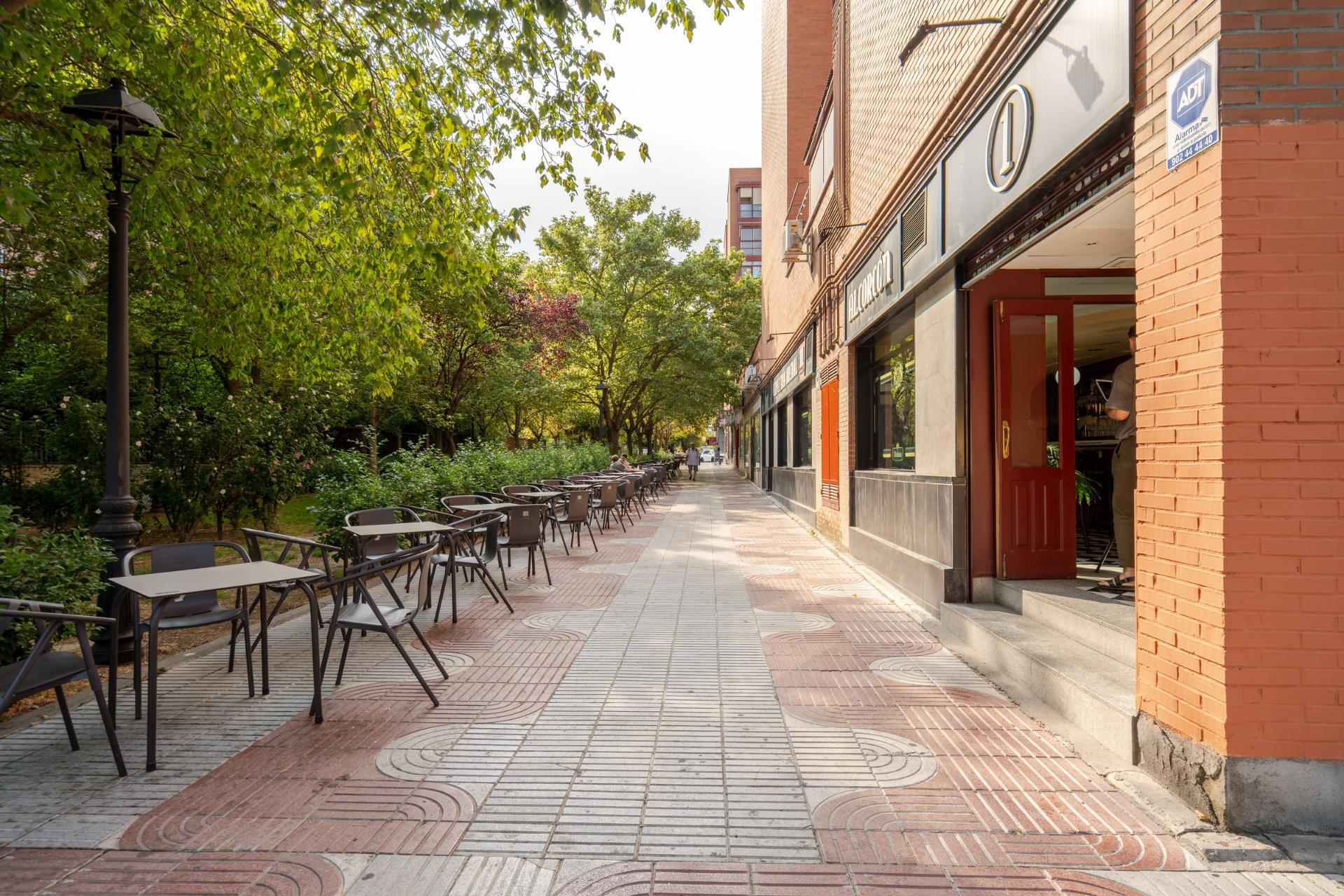 ^**^BAR RESTAURANTE EN VENTA EN ALCORCÓN, ZONA PRIVILEGIADA^**^  Se ofrece en venta este bar restaurante en pleno funcionamiento con más de 25 años de trayectoria, situado en una ubicación estrat?