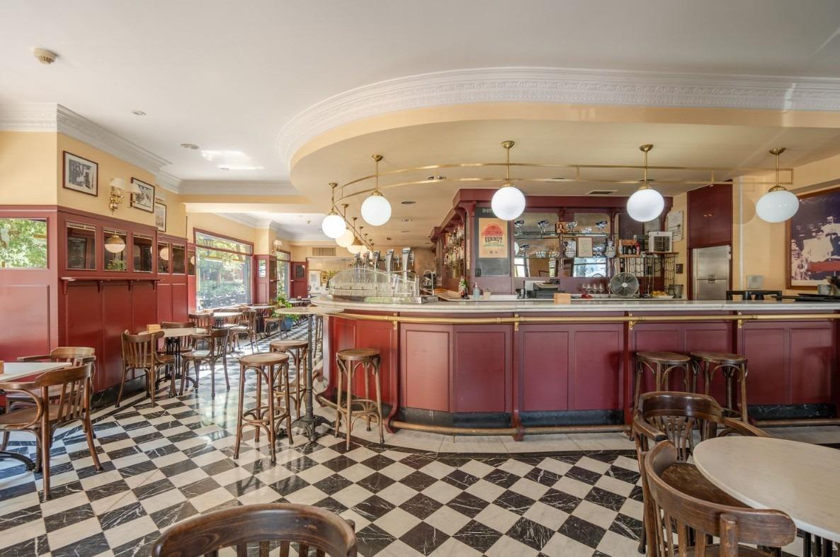 ^**^BAR RESTAURANTE EN VENTA EN ALCORCÓN, ZONA PRIVILEGIADA^**^  Se ofrece en venta este bar restaurante en pleno funcionamiento con más de 25 años de trayectoria, situado en una ubicación estrat?
