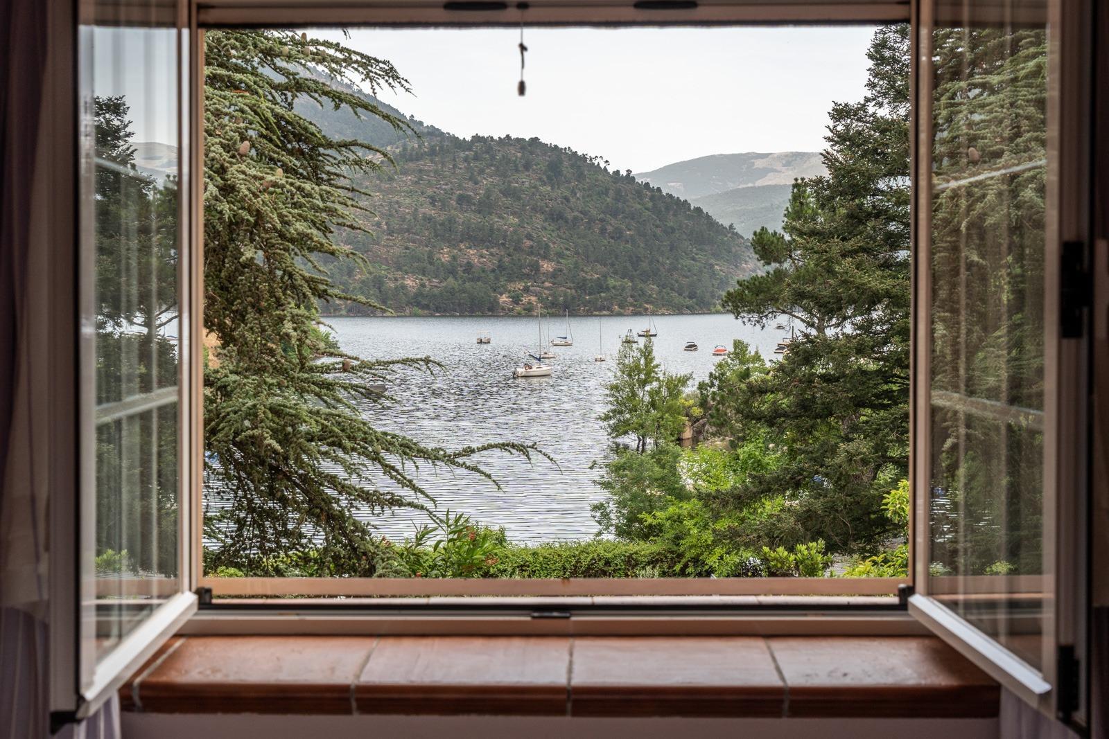 ^LA CASA DEL LAGO^ ESPECTACULAR CHALET CON ACCESO A PLAYA EN EL PANTANO DEL BURGUILLO. UBICACIÓN ÚNICA CON LOS MEJORES ATARDECERES DE LA ZONA^  Exclusivo chalet de más de 3.000 m² de parcela situa