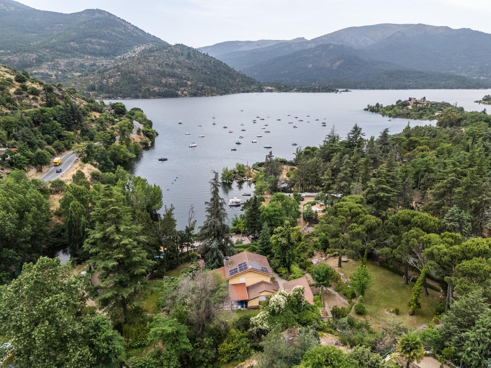 ^LA CASA DEL LAGO^ ESPECTACULAR CHALET CON ACCESO A PLAYA EN EL PANTANO DEL BURGUILLO. UBICACIÓN ÚNICA CON LOS MEJORES ATARDECERES DE LA ZONA^  Exclusivo chalet de más de 3.000 m² de parcela situa