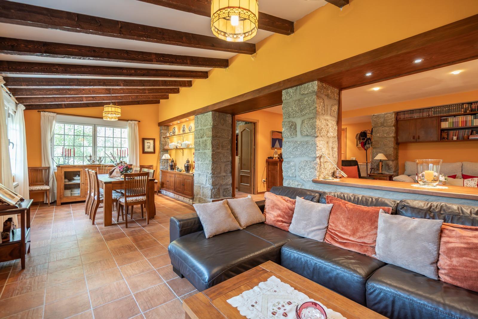 ^LA CASA DEL LAGO^ ESPECTACULAR CHALET CON ACCESO A PLAYA EN EL PANTANO DEL BURGUILLO. UBICACIÓN ÚNICA CON LOS MEJORES ATARDECERES DE LA ZONA^  Exclusivo chalet de más de 3.000 m² de parcela situa