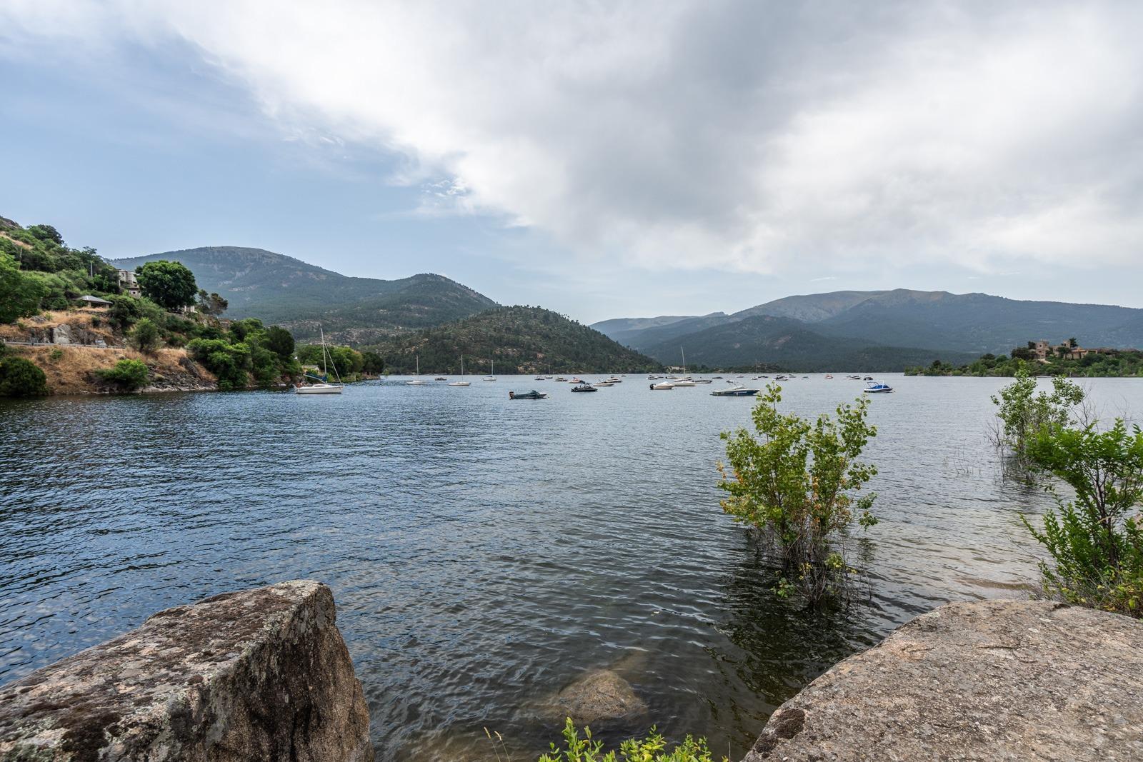 ^LA CASA DEL LAGO^ ESPECTACULAR CHALET CON ACCESO A PLAYA EN EL PANTANO DEL BURGUILLO. UBICACIÓN ÚNICA CON LOS MEJORES ATARDECERES DE LA ZONA^  Exclusivo chalet de más de 3.000 m² de parcela situa