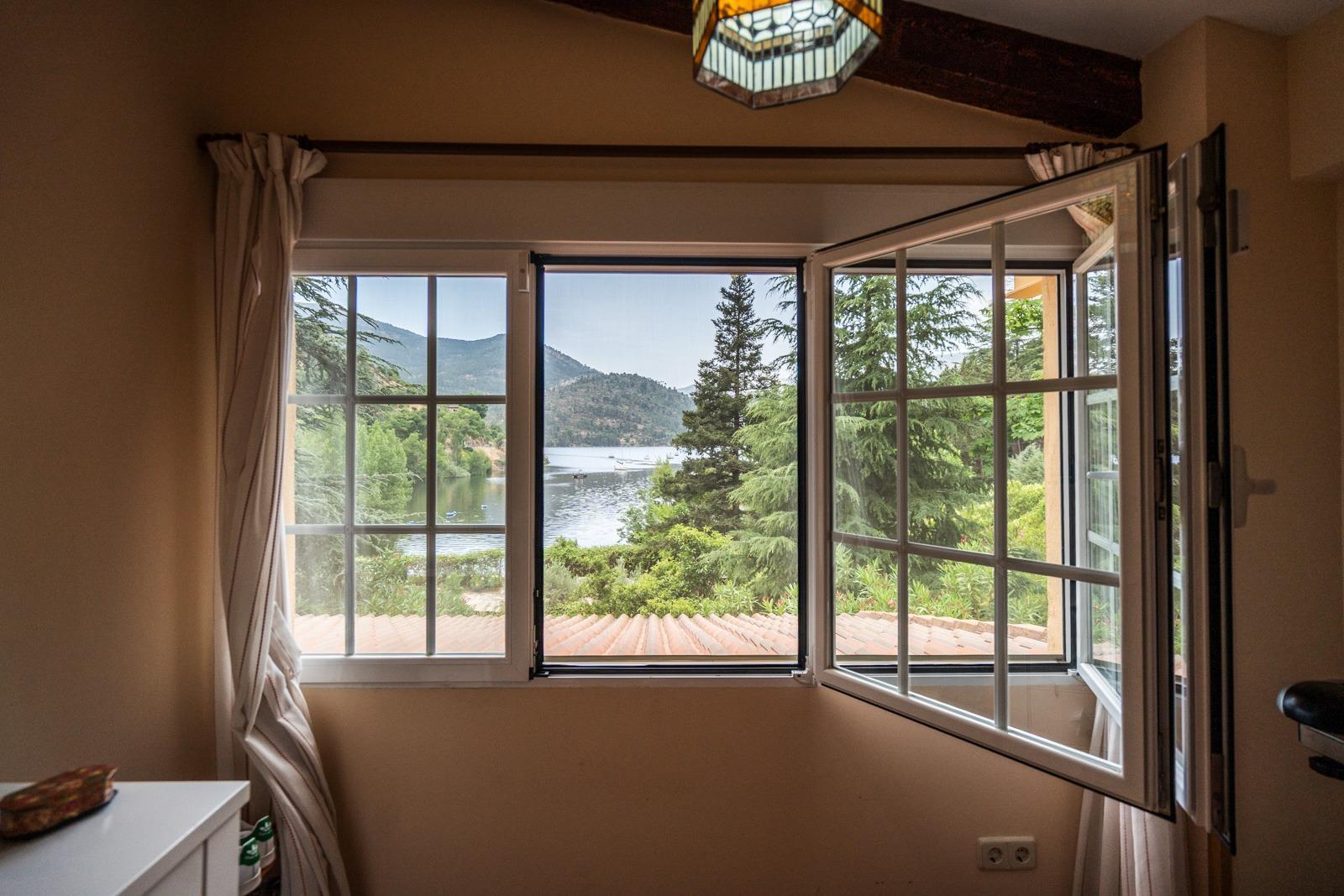 ^LA CASA DEL LAGO^ ESPECTACULAR CHALET CON ACCESO A PLAYA EN EL PANTANO DEL BURGUILLO. UBICACIÓN ÚNICA CON LOS MEJORES ATARDECERES DE LA ZONA^  Exclusivo chalet de más de 3.000 m² de parcela situa