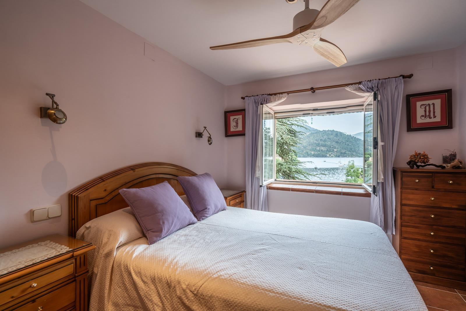 ^LA CASA DEL LAGO^ ESPECTACULAR CHALET CON ACCESO A PLAYA EN EL PANTANO DEL BURGUILLO. UBICACIÓN ÚNICA CON LOS MEJORES ATARDECERES DE LA ZONA^  Exclusivo chalet de más de 3.000 m² de parcela situa