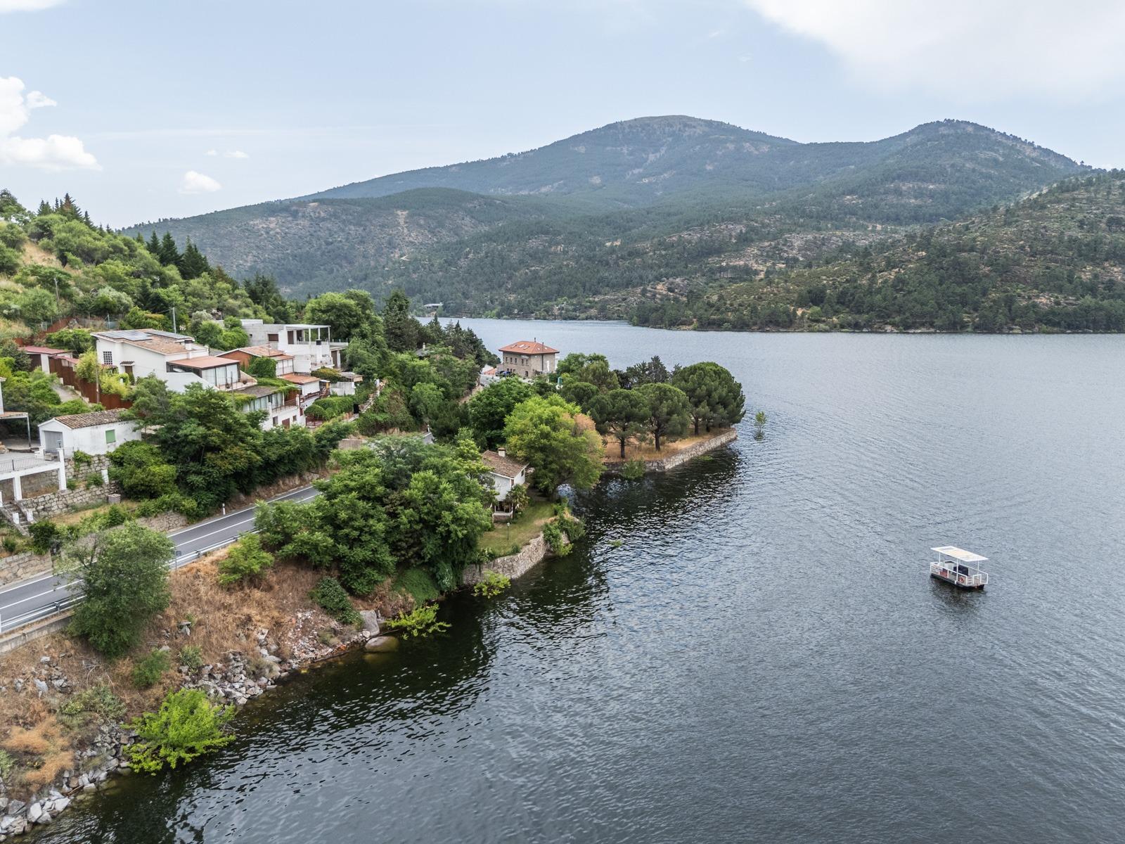 ^LA CASA DEL LAGO^ ESPECTACULAR CHALET CON ACCESO A PLAYA EN EL PANTANO DEL BURGUILLO. UBICACIÓN ÚNICA CON LOS MEJORES ATARDECERES DE LA ZONA^  Exclusivo chalet de más de 3.000 m² de parcela situa