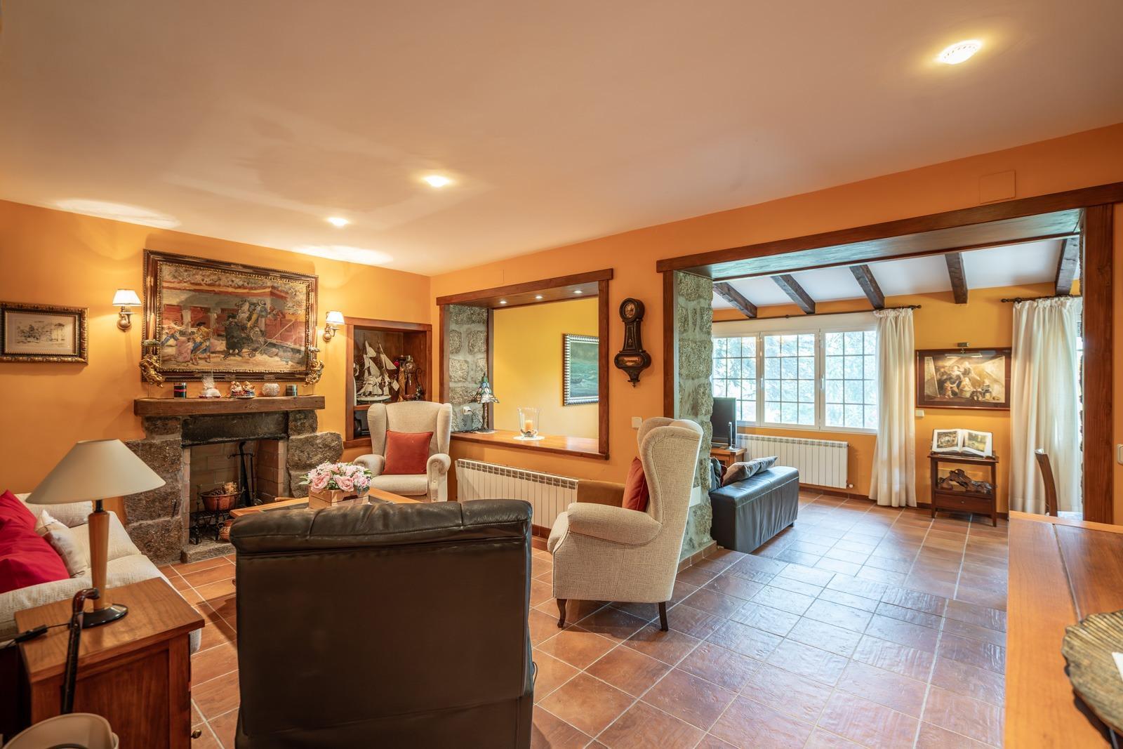 ^LA CASA DEL LAGO^ ESPECTACULAR CHALET CON ACCESO A PLAYA EN EL PANTANO DEL BURGUILLO. UBICACIÓN ÚNICA CON LOS MEJORES ATARDECERES DE LA ZONA^  Exclusivo chalet de más de 3.000 m² de parcela situa