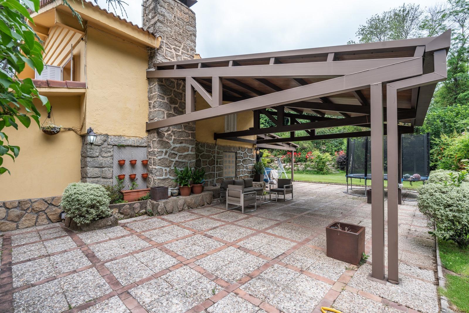 ^LA CASA DEL LAGO^ ESPECTACULAR CHALET CON ACCESO A PLAYA EN EL PANTANO DEL BURGUILLO. UBICACIÓN ÚNICA CON LOS MEJORES ATARDECERES DE LA ZONA^  Exclusivo chalet de más de 3.000 m² de parcela situa