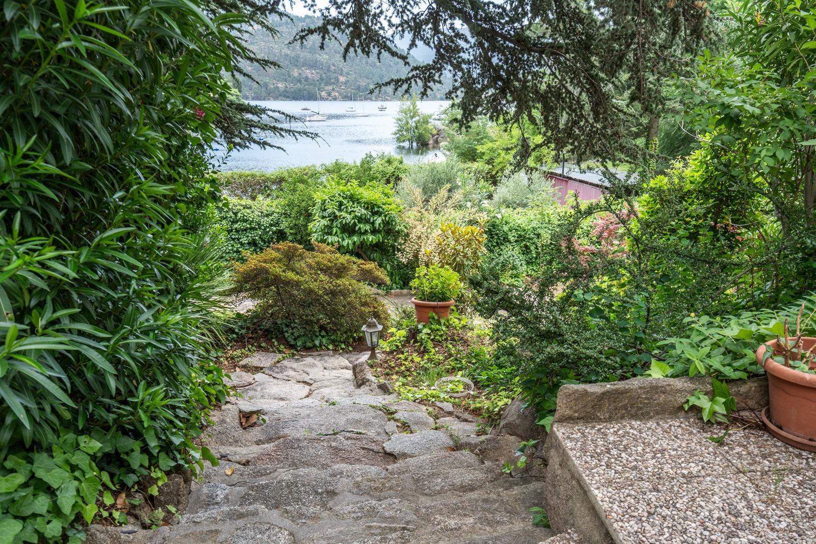 ^LA CASA DEL LAGO^ ESPECTACULAR CHALET CON ACCESO A PLAYA EN EL PANTANO DEL BURGUILLO. UBICACIÓN ÚNICA CON LOS MEJORES ATARDECERES DE LA ZONA^  Exclusivo chalet de más de 3.000 m² de parcela situa