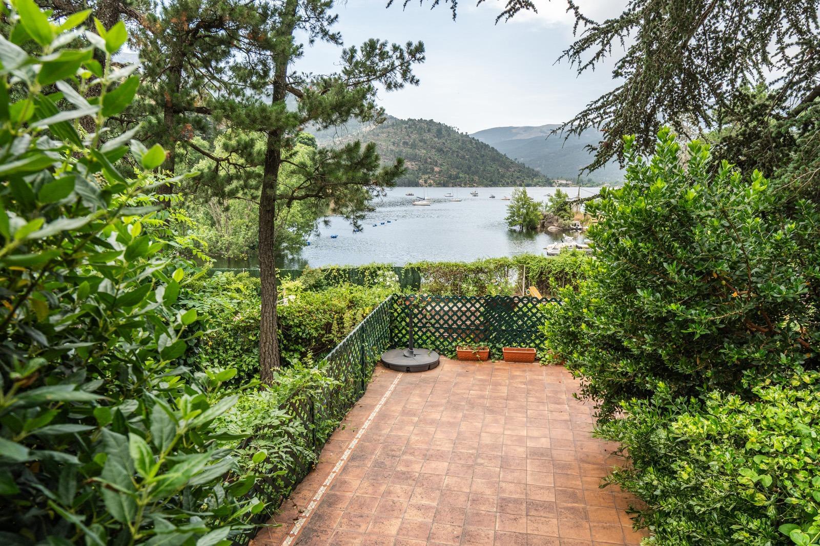 ^LA CASA DEL LAGO^ ESPECTACULAR CHALET CON ACCESO A PLAYA EN EL PANTANO DEL BURGUILLO. UBICACIÓN ÚNICA CON LOS MEJORES ATARDECERES DE LA ZONA^  Exclusivo chalet de más de 3.000 m² de parcela situa