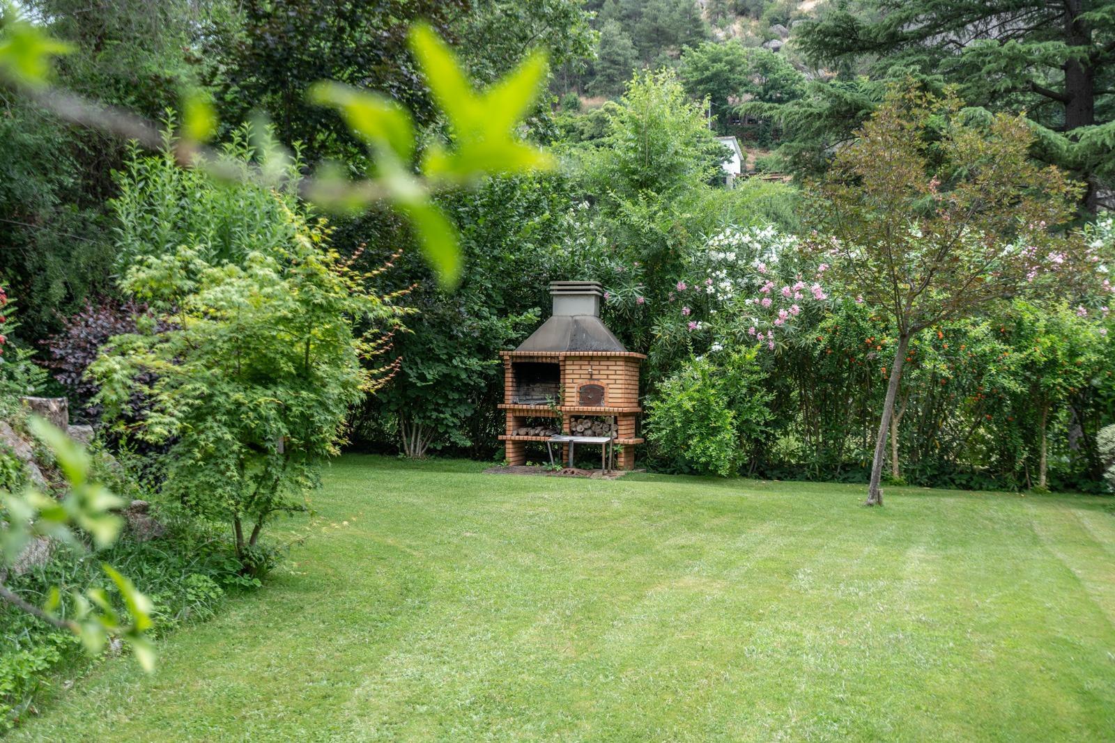 ^LA CASA DEL LAGO^ ESPECTACULAR CHALET CON ACCESO A PLAYA EN EL PANTANO DEL BURGUILLO. UBICACIÓN ÚNICA CON LOS MEJORES ATARDECERES DE LA ZONA^  Exclusivo chalet de más de 3.000 m² de parcela situa