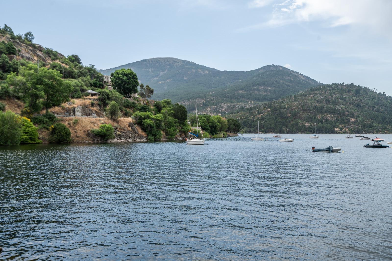 ^LA CASA DEL LAGO^ ESPECTACULAR CHALET CON ACCESO A PLAYA EN EL PANTANO DEL BURGUILLO. UBICACIÓN ÚNICA CON LOS MEJORES ATARDECERES DE LA ZONA^  Exclusivo chalet de más de 3.000 m² de parcela situa
