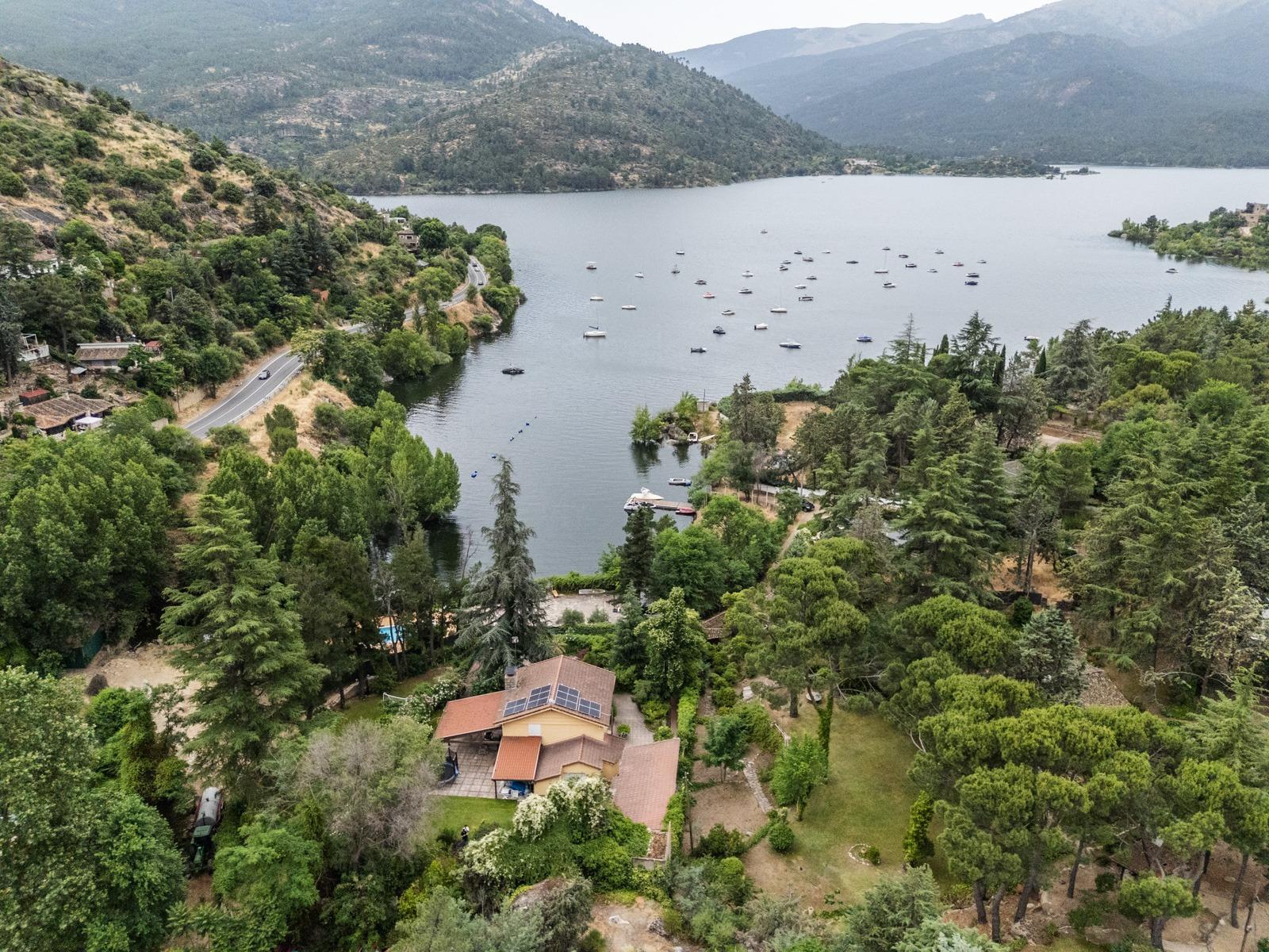 ^LA CASA DEL LAGO^ ESPECTACULAR CHALET CON ACCESO A PLAYA EN EL PANTANO DEL BURGUILLO. UBICACIÓN ÚNICA CON LOS MEJORES ATARDECERES DE LA ZONA^  Exclusivo chalet de más de 3.000 m² de parcela situa
