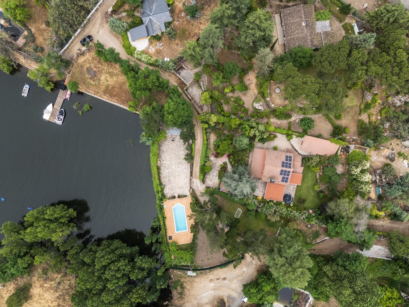 ^LA CASA DEL LAGO^ ESPECTACULAR CHALET CON ACCESO A PLAYA EN EL PANTANO DEL BURGUILLO. UBICACIÓN ÚNICA CON LOS MEJORES ATARDECERES DE LA ZONA^  Exclusivo chalet de más de 3.000 m² de parcela situa