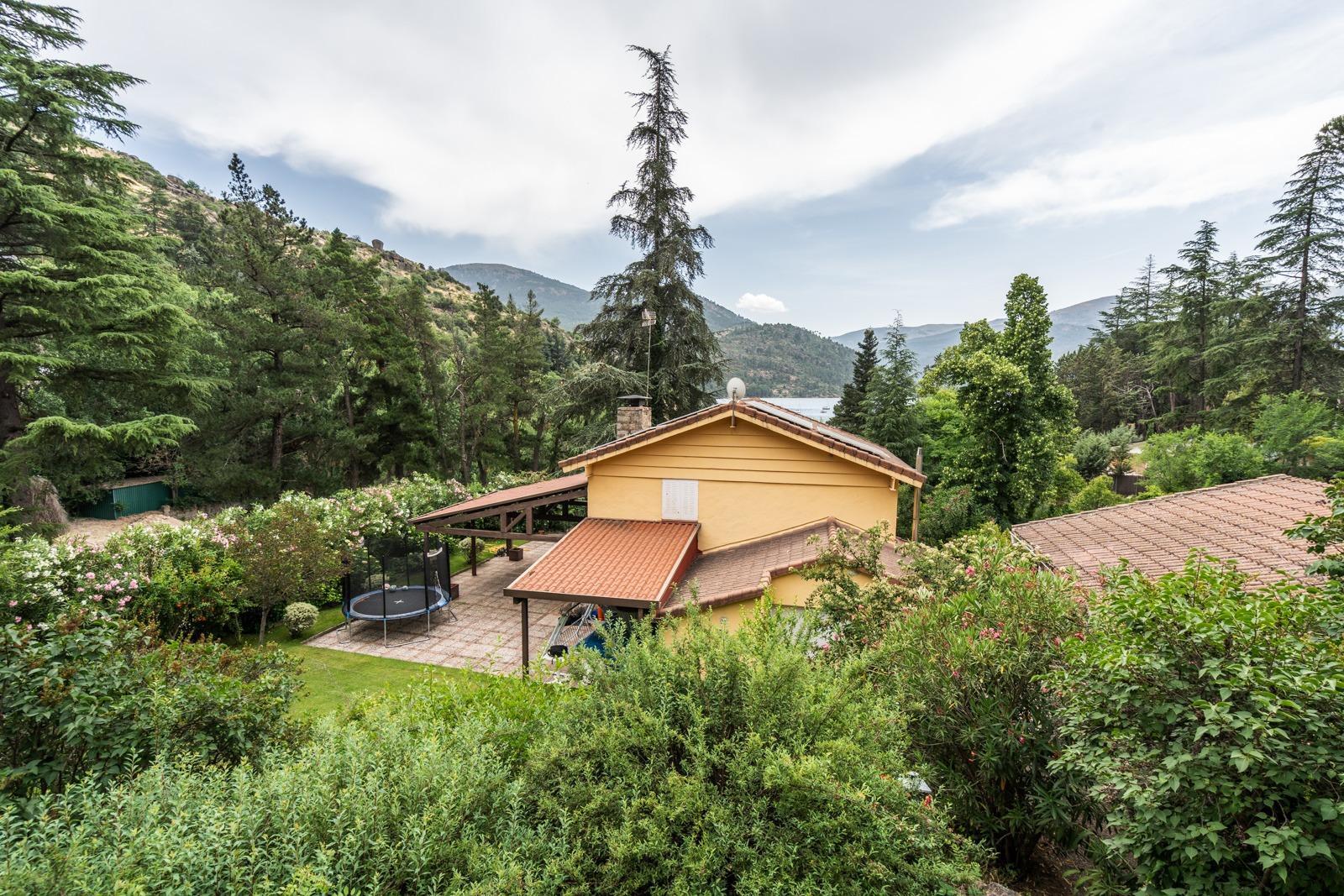 ^LA CASA DEL LAGO^ ESPECTACULAR CHALET CON ACCESO A PLAYA EN EL PANTANO DEL BURGUILLO. UBICACIÓN ÚNICA CON LOS MEJORES ATARDECERES DE LA ZONA^  Exclusivo chalet de más de 3.000 m² de parcela situa