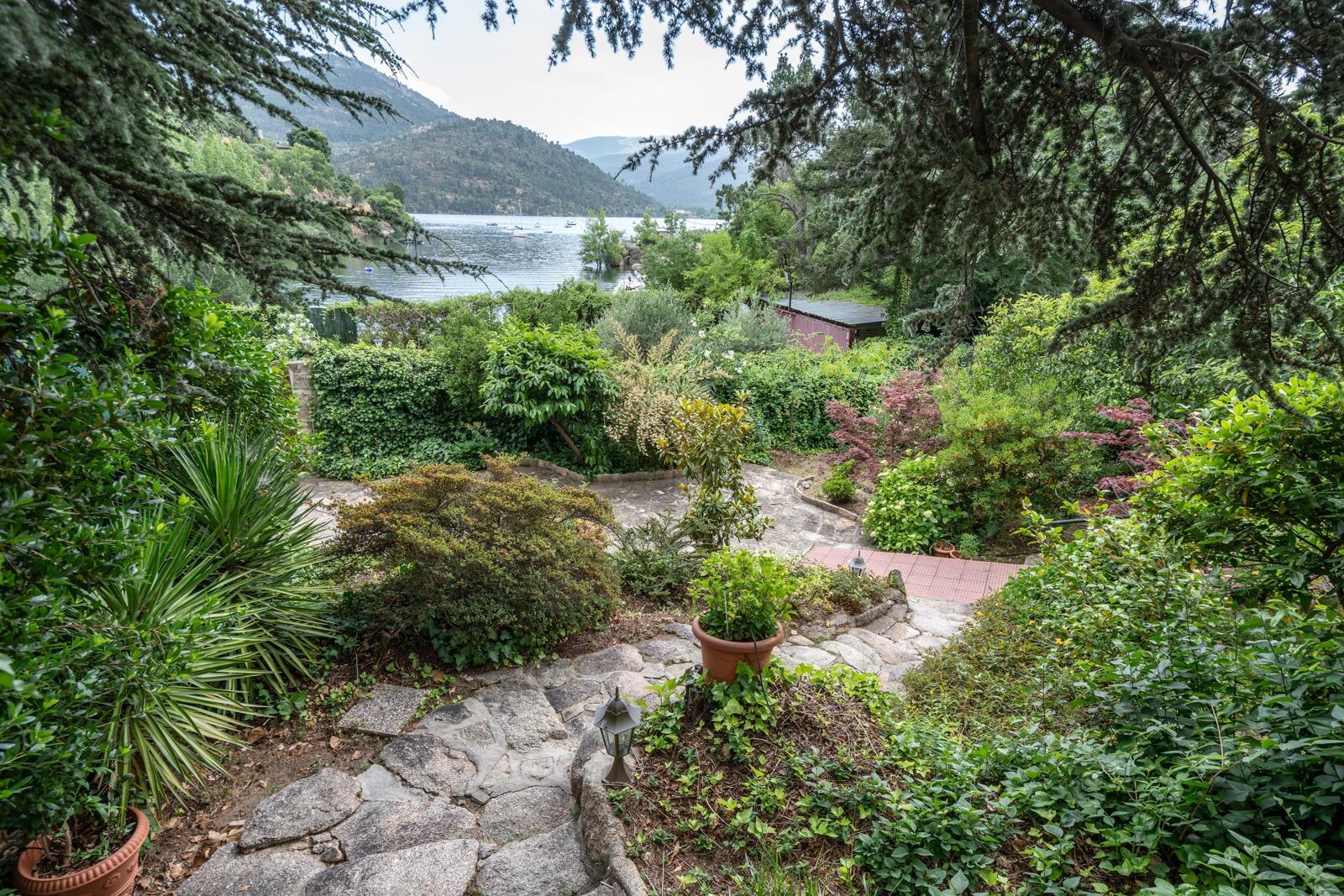 ^LA CASA DEL LAGO^ ESPECTACULAR CHALET CON ACCESO A PLAYA EN EL PANTANO DEL BURGUILLO. UBICACIÓN ÚNICA CON LOS MEJORES ATARDECERES DE LA ZONA^  Exclusivo chalet de más de 3.000 m² de parcela situa