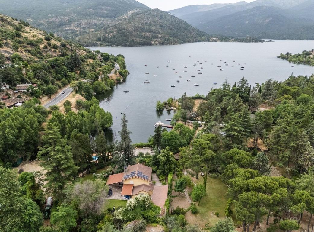^LA CASA DEL LAGO^ ESPECTACULAR CHALET CON ACCESO A PLAYA EN EL PANTANO DEL BURGUILLO. UBICACIÓN ÚNICA CON LOS MEJORES ATARDECERES DE LA ZONA^  Exclusivo chalet de más de 3.000 m² de parcela situa