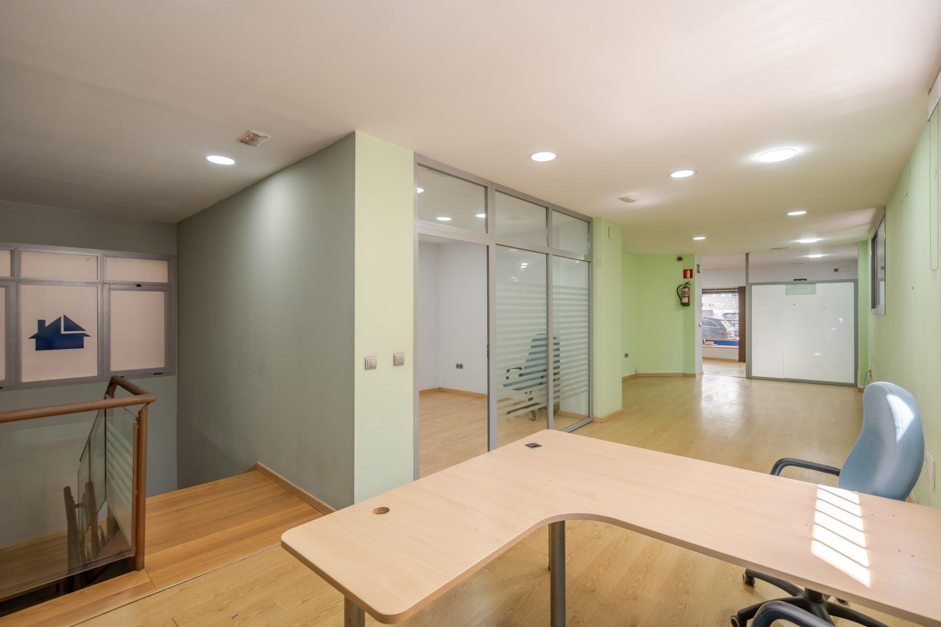 ^**^OFICINA CON POSIBILIDAD DE CAMBIO DE USO EN CALLE CADARSO^**^  Se ofrece magnífica oficina de más de 320 m² distribuidos en dos plantas, planta baja y semisótano, situada en la calle Cadarso,