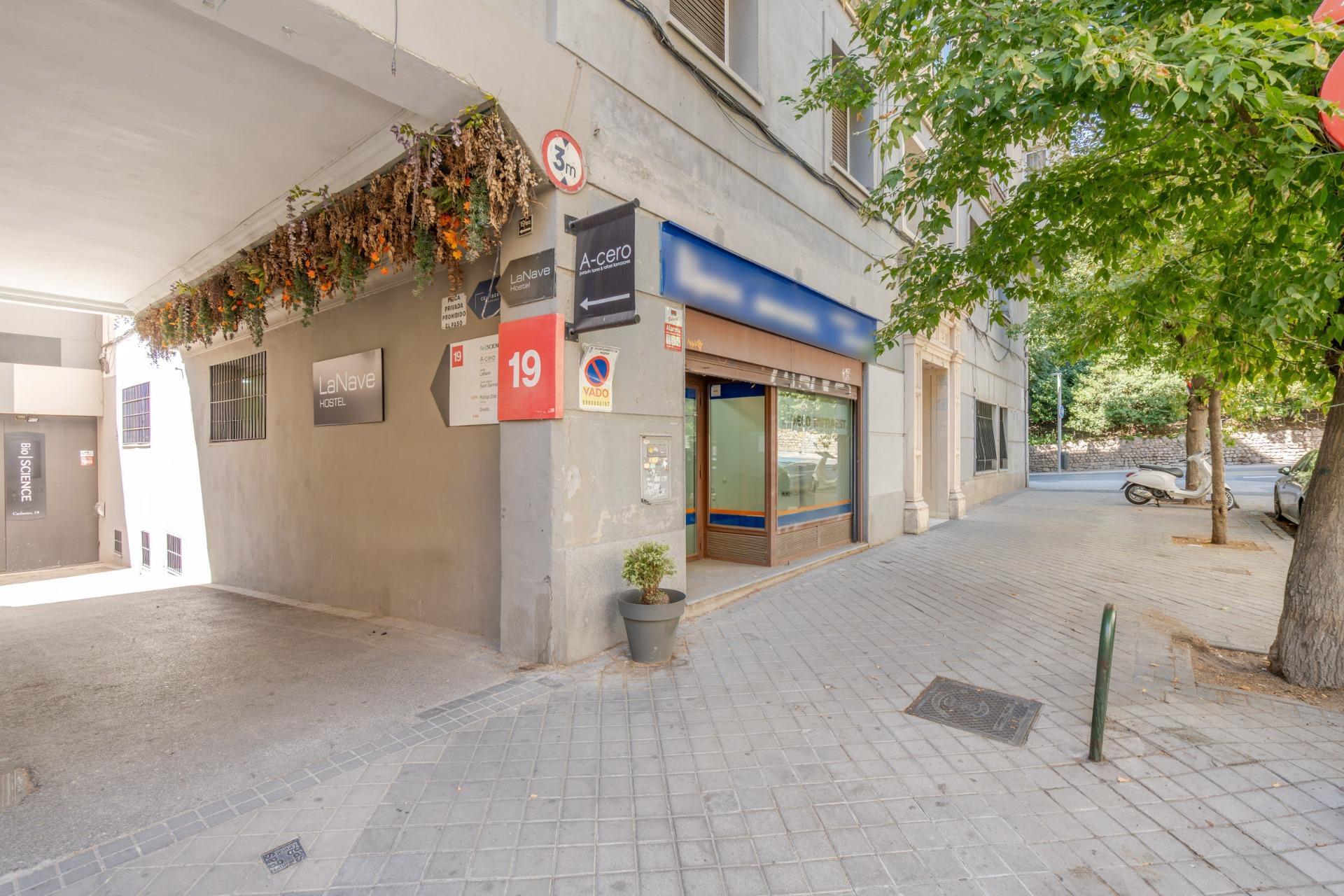 ^**^OFICINA CON POSIBILIDAD DE CAMBIO DE USO EN CALLE CADARSO^**^  Se ofrece magnífica oficina de más de 320 m² distribuidos en dos plantas, planta baja y semisótano, situada en la calle Cadarso,